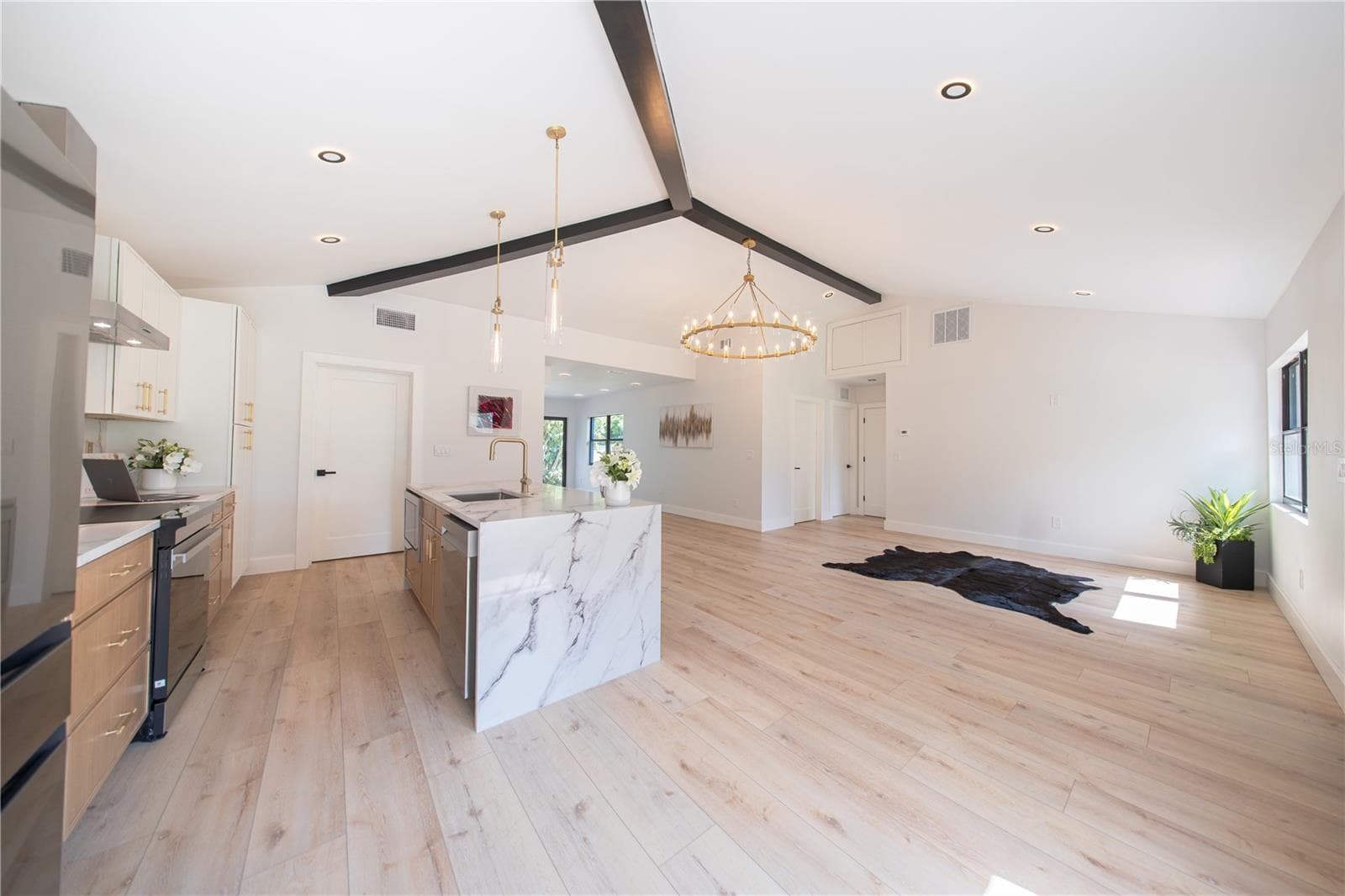 Single Family Residence at 605 N WOODLYNNE AVE, TAMPA, photo 6 of 40