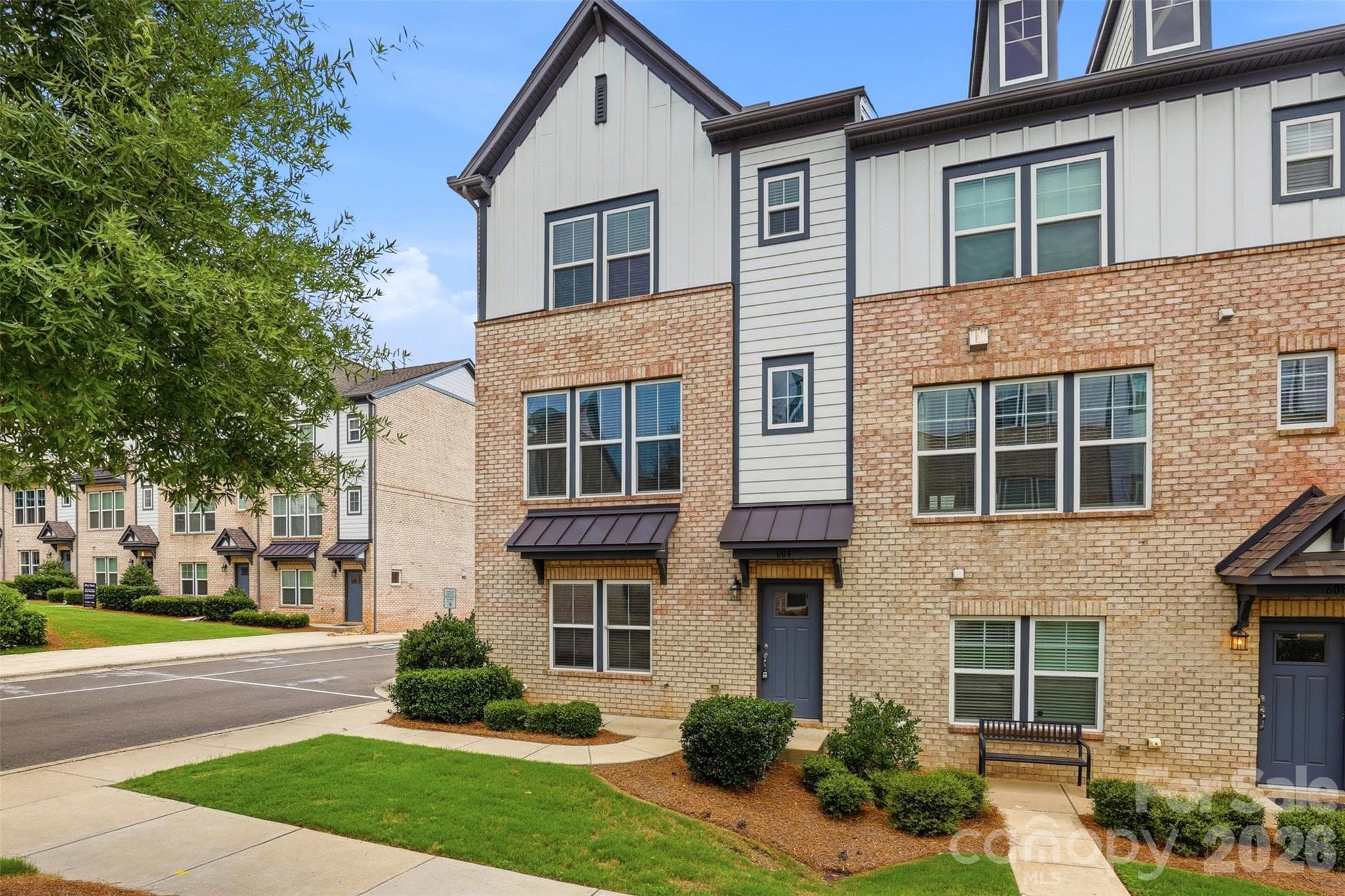 Townhouse at 604 Tudor Park Way, Charlotte, photo 2 of 35