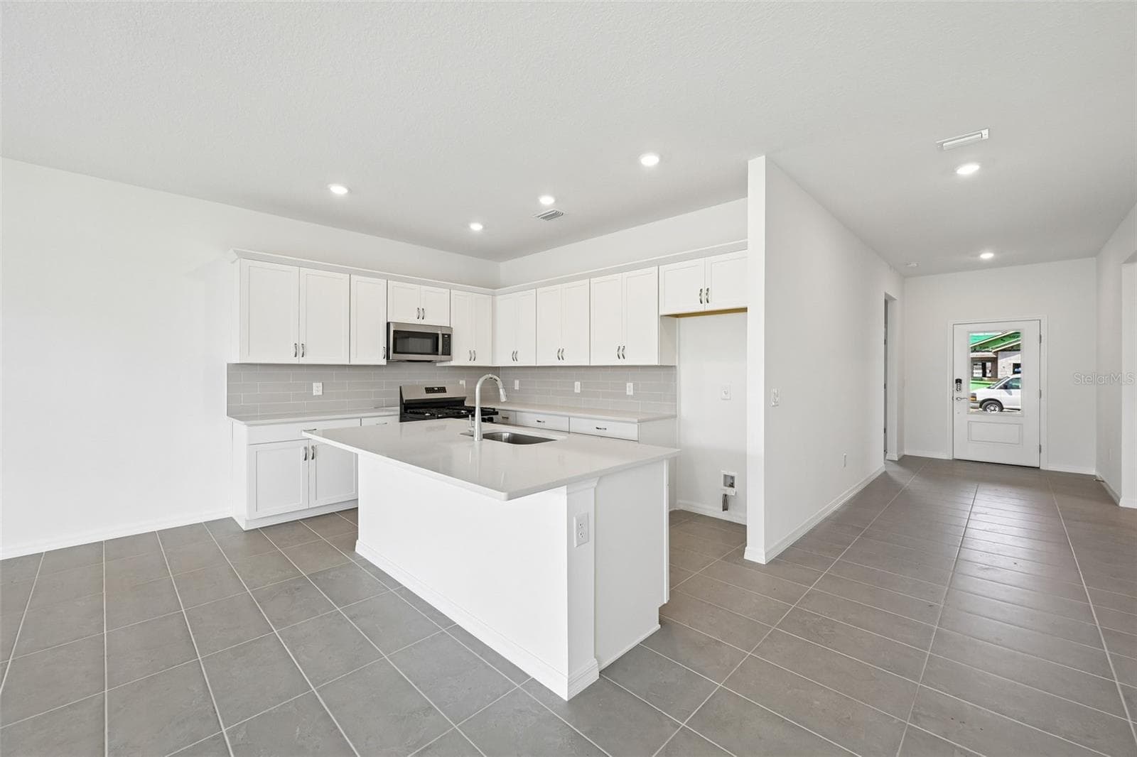 Single Family Residence at 8704 CANARD CV, PALMETTO, photo 3 of 25