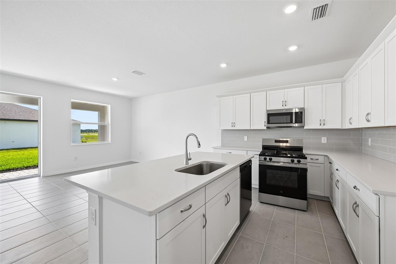 Single Family Residence at 8704 CANARD CV, PALMETTO, photo 4 of 25