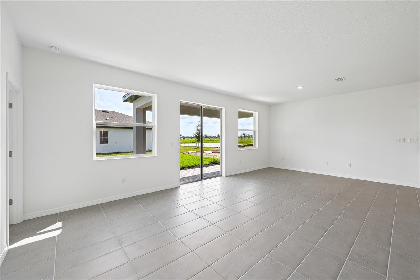 Single Family Residence at 8704 CANARD CV, PALMETTO, photo 8 of 25
