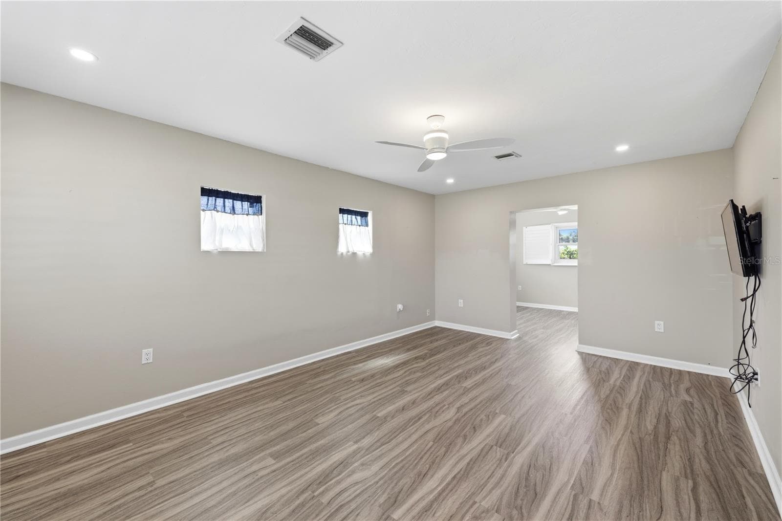 Single Family Residence at 1317 CYPRESS AVE, VENICE, photo 8 of 51