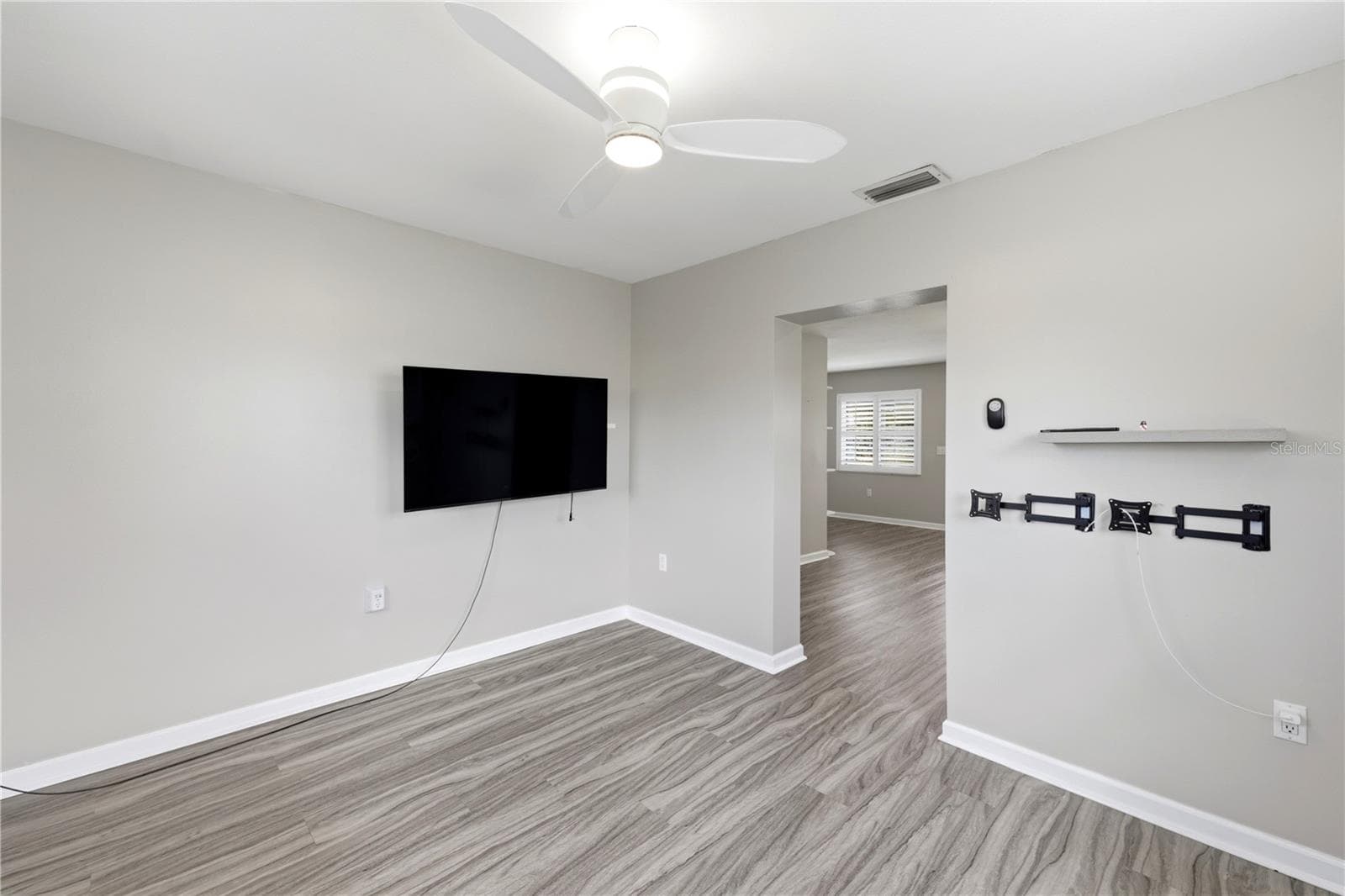 Single Family Residence at 1317 CYPRESS AVE, VENICE, photo 10 of 51