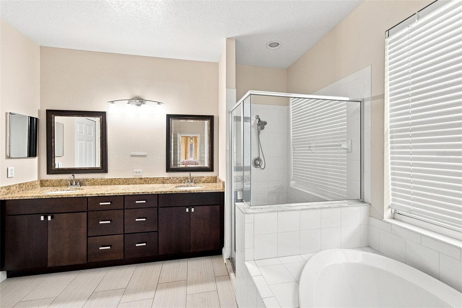 Single Family Residence at 295 LONDONDERRY DR, SARASOTA, photo 22 of 35