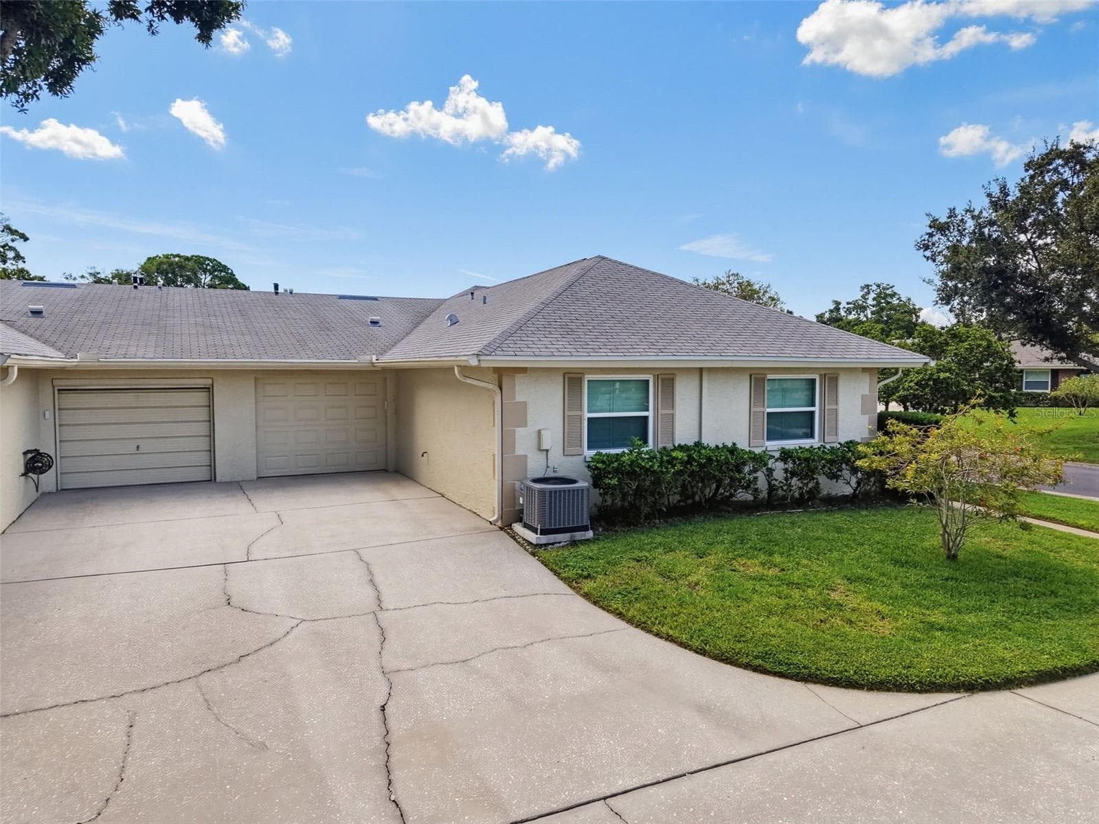 Dedicated driveway and garage - 1372 CARLISLE CT, DUNEDIN
