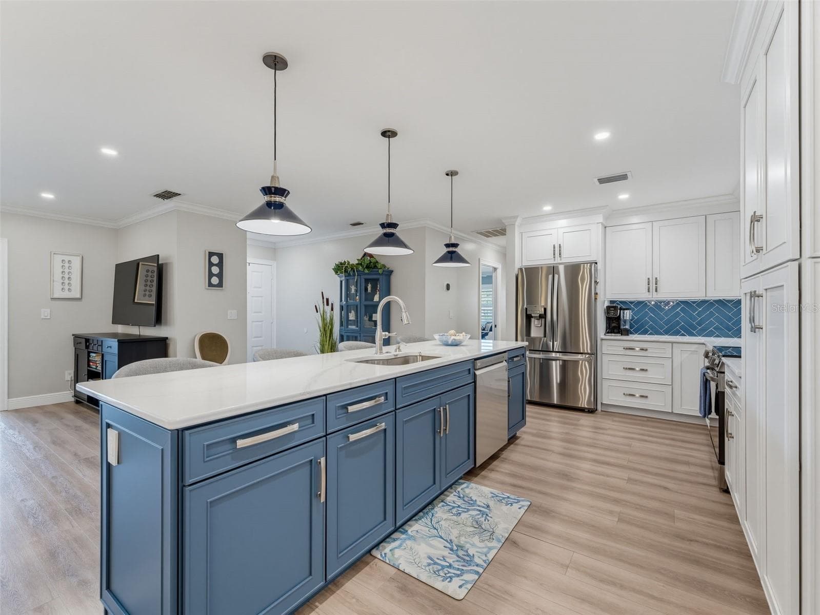 KraftMaid Cabinets - 1372 CARLISLE CT, DUNEDIN