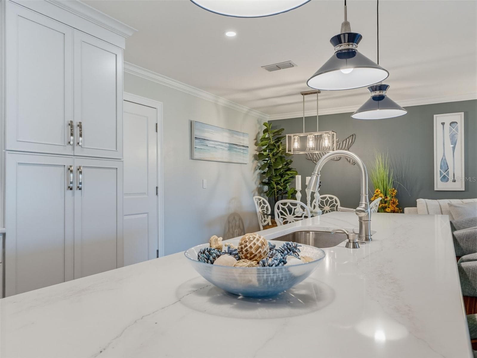 oversized island - 1372 CARLISLE CT, DUNEDIN