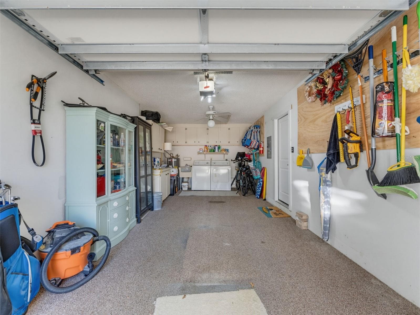 Single car garage with washer and dryer - 1372 CARLISLE CT, DUNEDIN