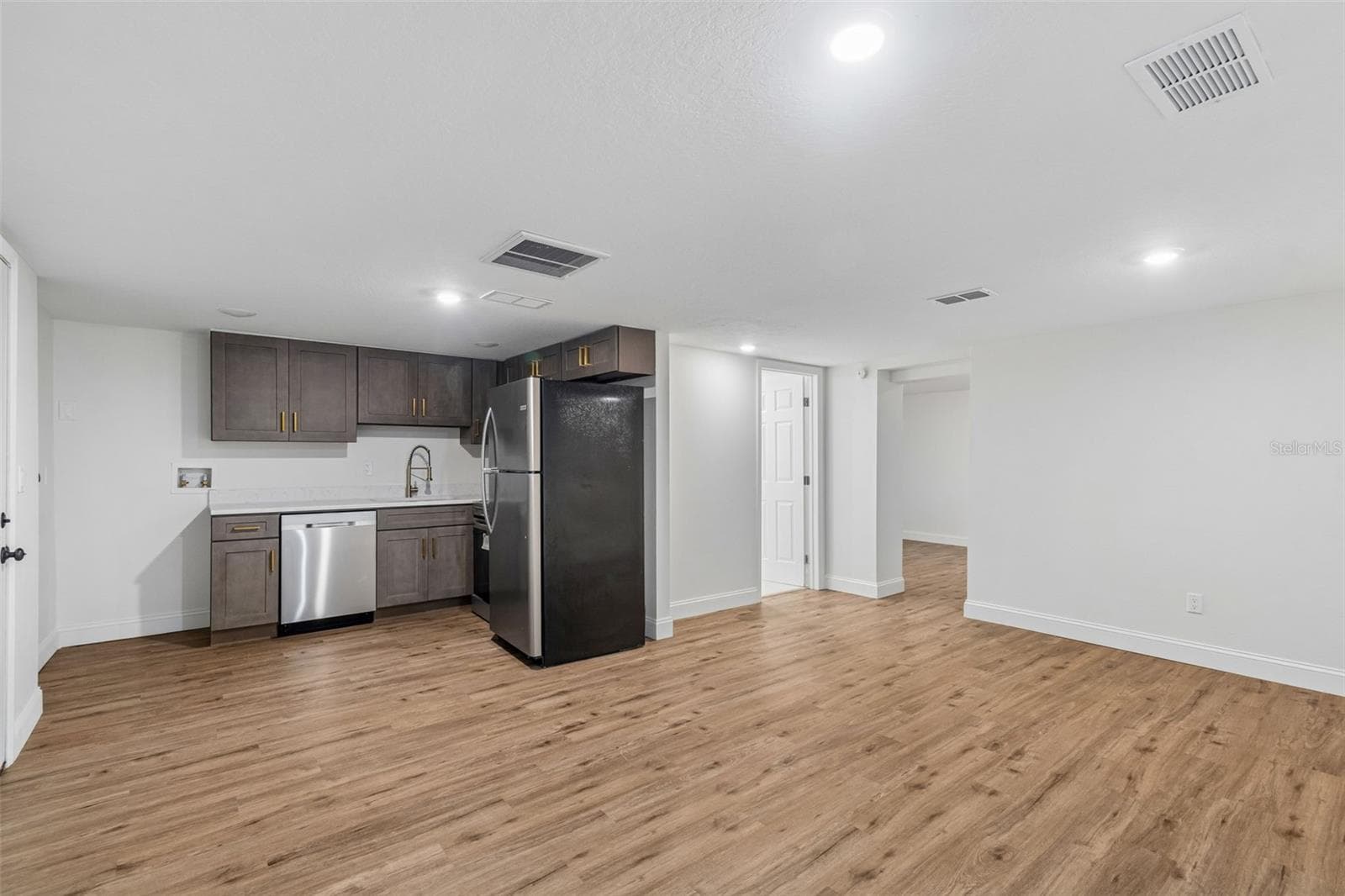 mother-in-law kitchen - 17503 GALVESTON ST, SPRING HILL