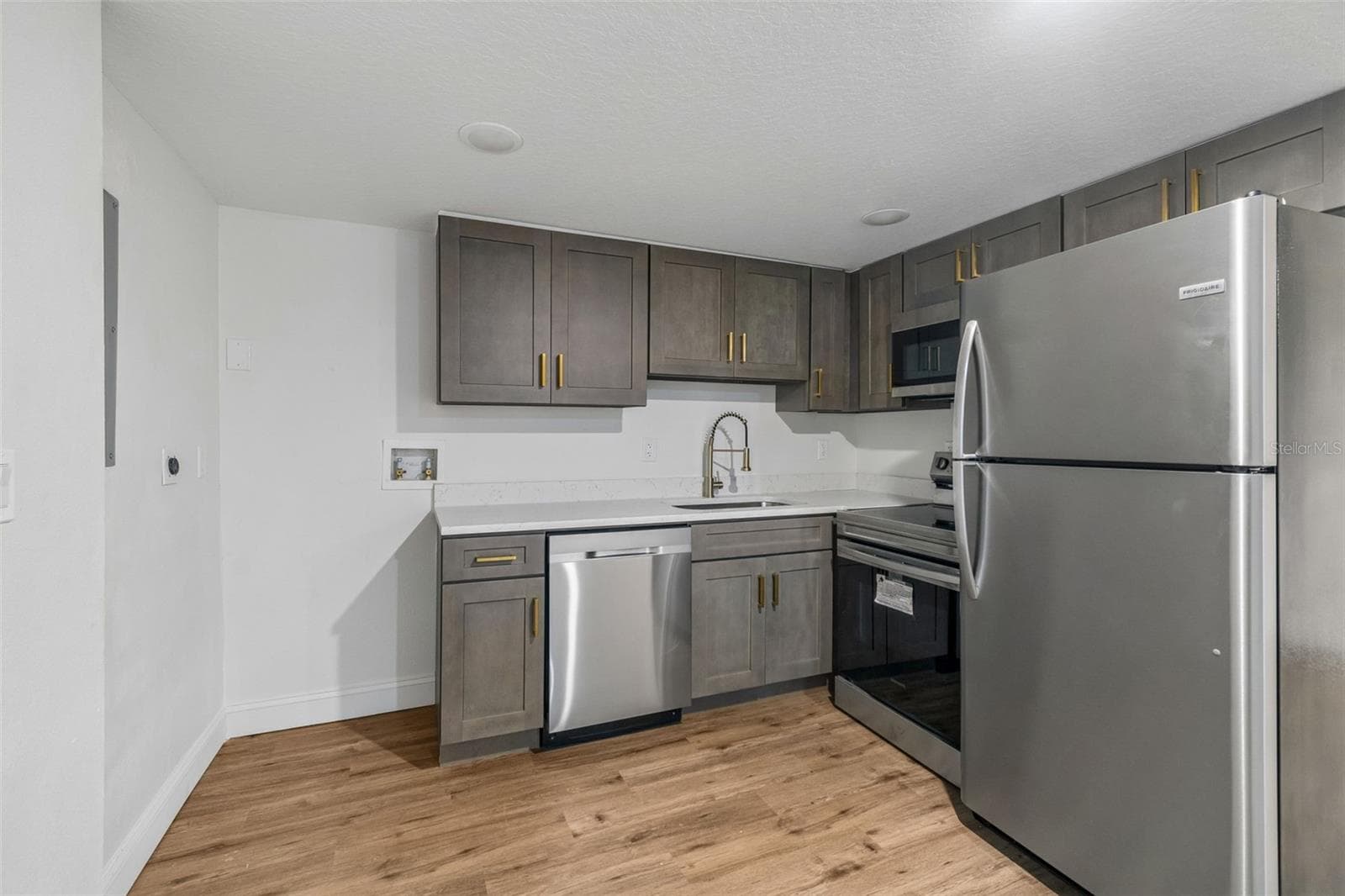 mother-in-law kitchen - 17503 GALVESTON ST, SPRING HILL