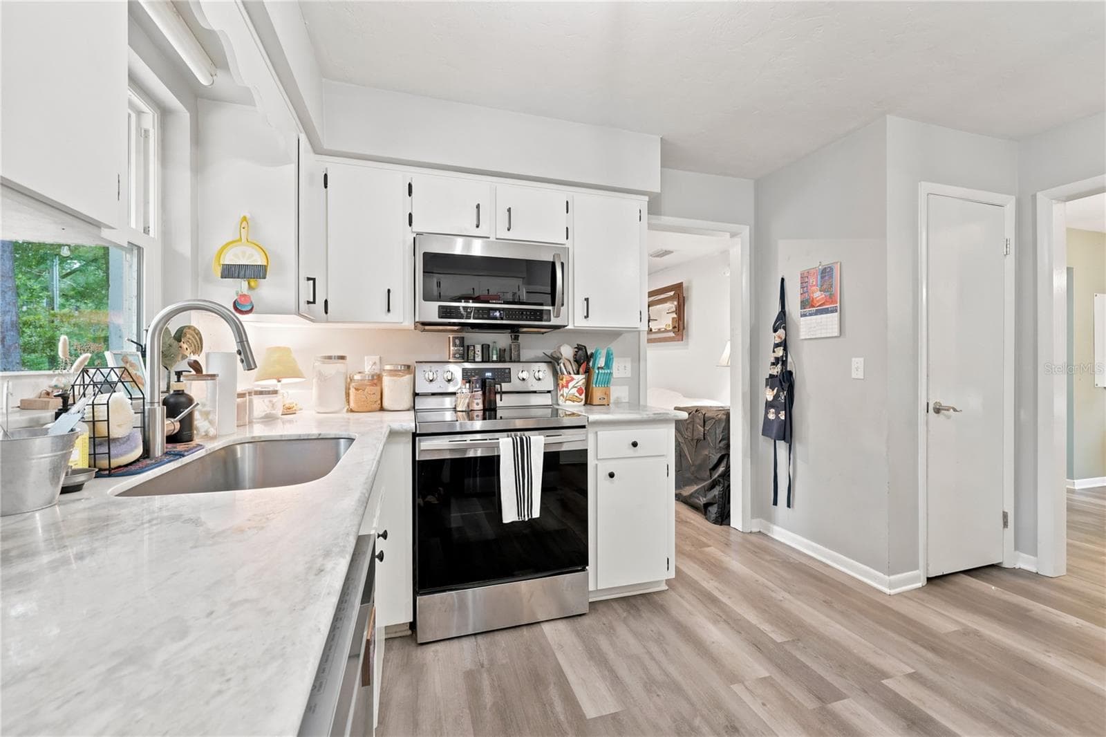 Granite counters - 2711 NW 31ST TER, GAINESVILLE