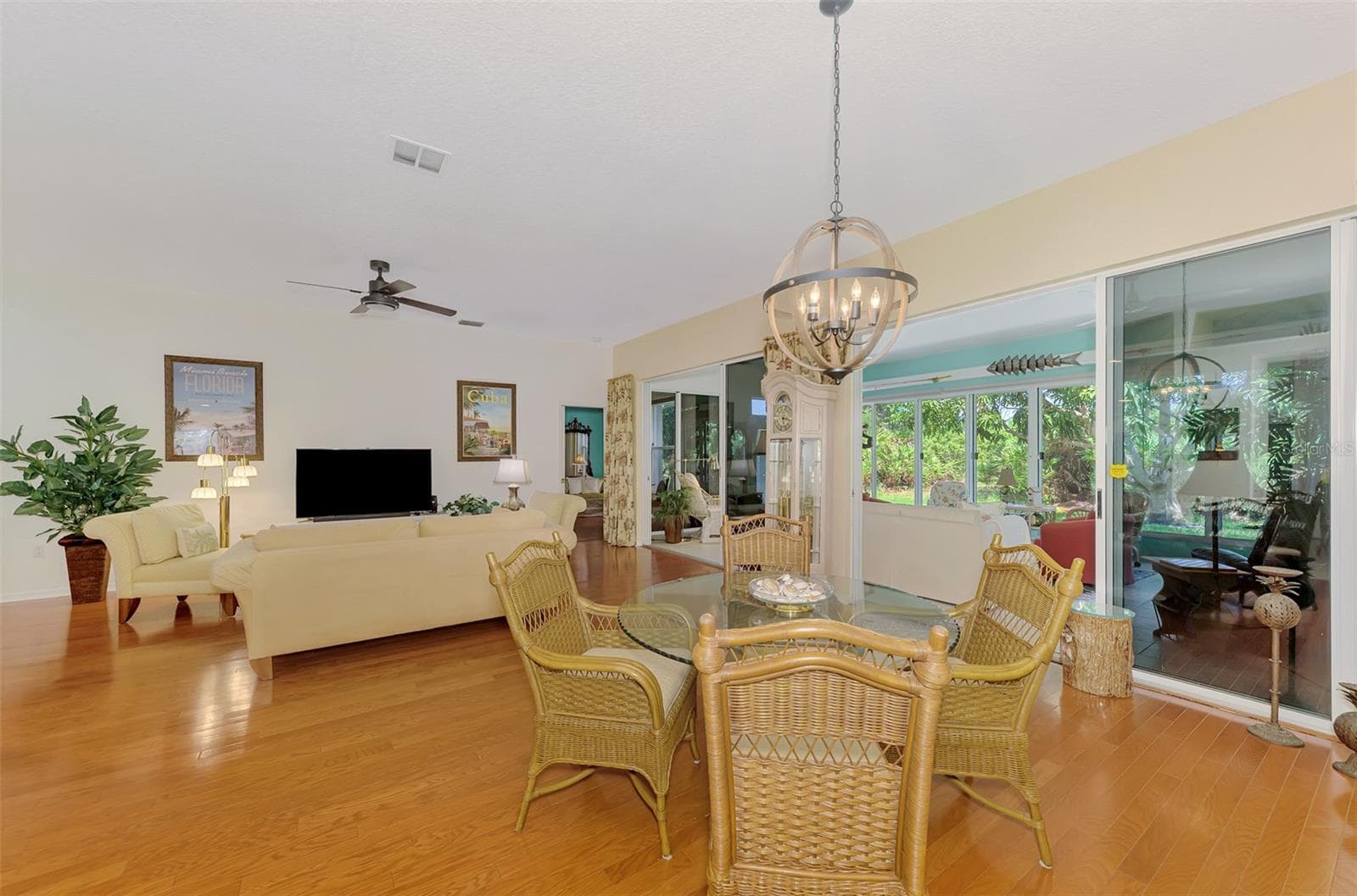 Extra dining in living area - 8252 PARKSIDE DR, ENGLEWOOD
