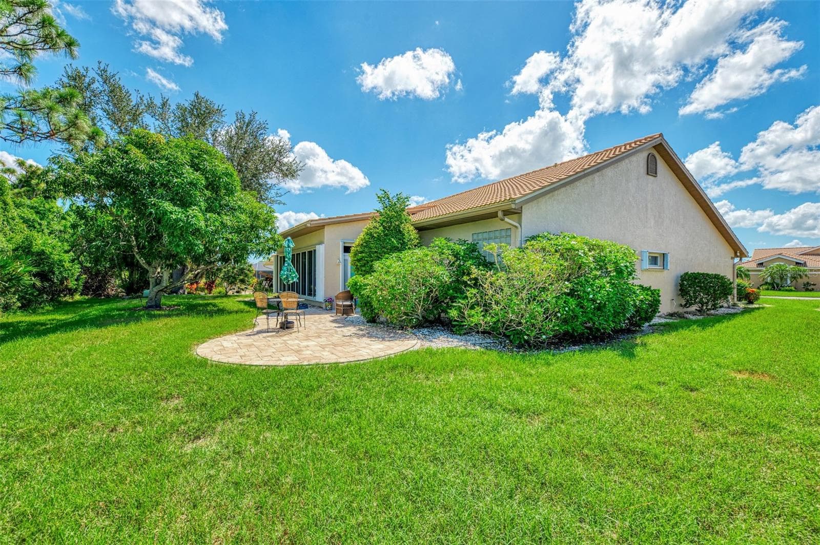 Lots of greenery - 8252 PARKSIDE DR, ENGLEWOOD