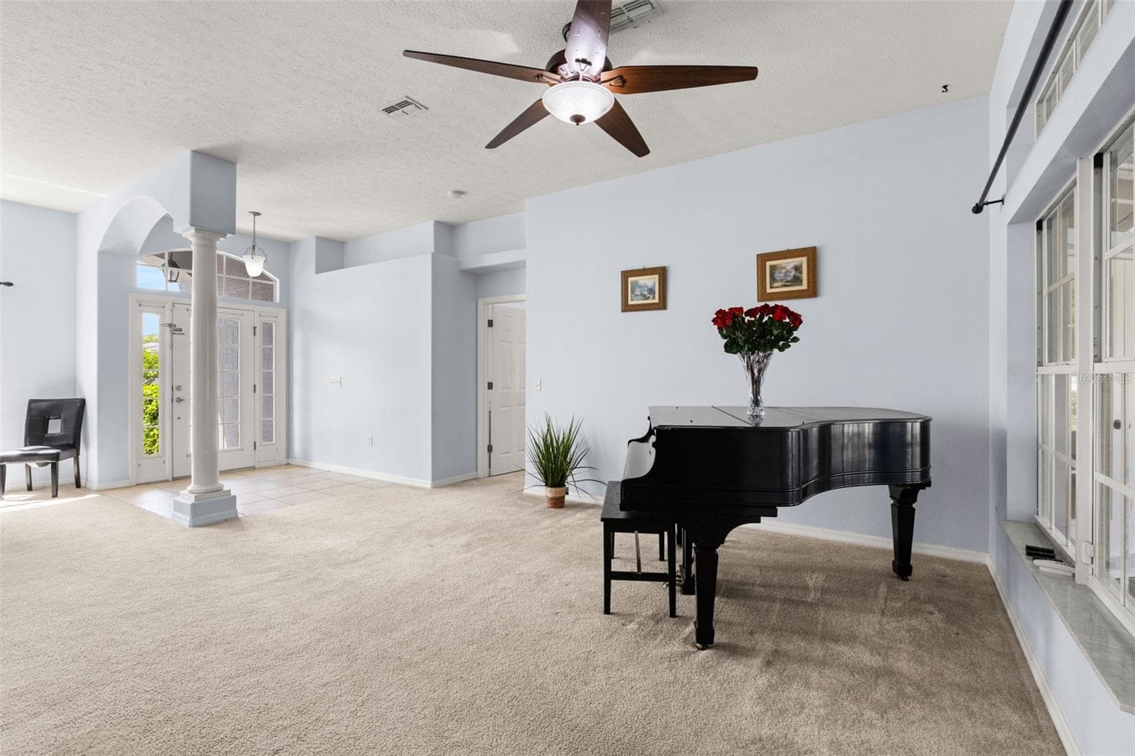 Living room & entrance from breakfast area - 7904 OREGOLD DR, NEW PORT RICHEY