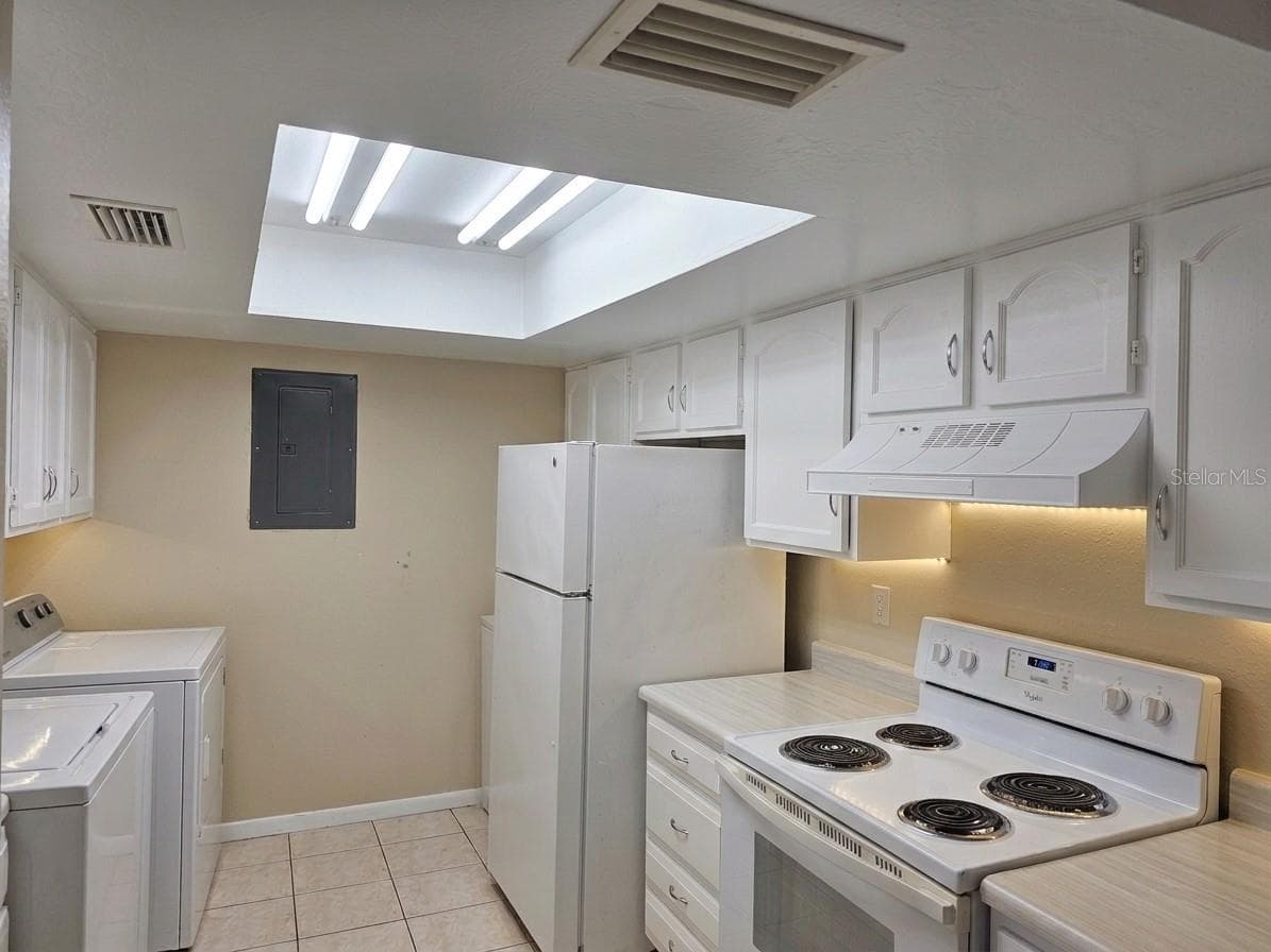 Condominium at 2430 LEMON TREE LN #2I, ORLANDO, photo 4 of 11