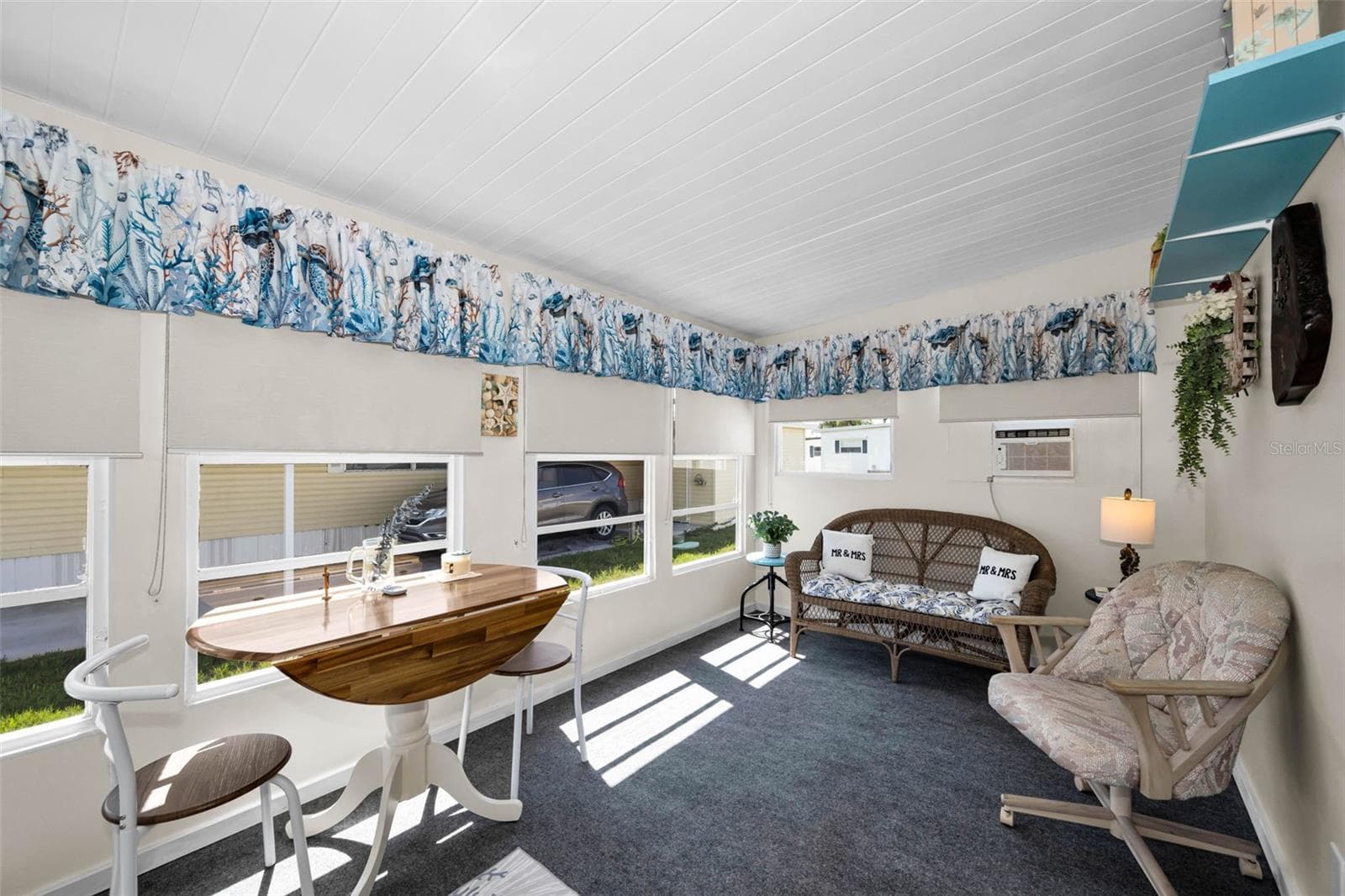 Florida room with solar shades & wall unit AC - 143 MELODY LN, TARPON SPRINGS