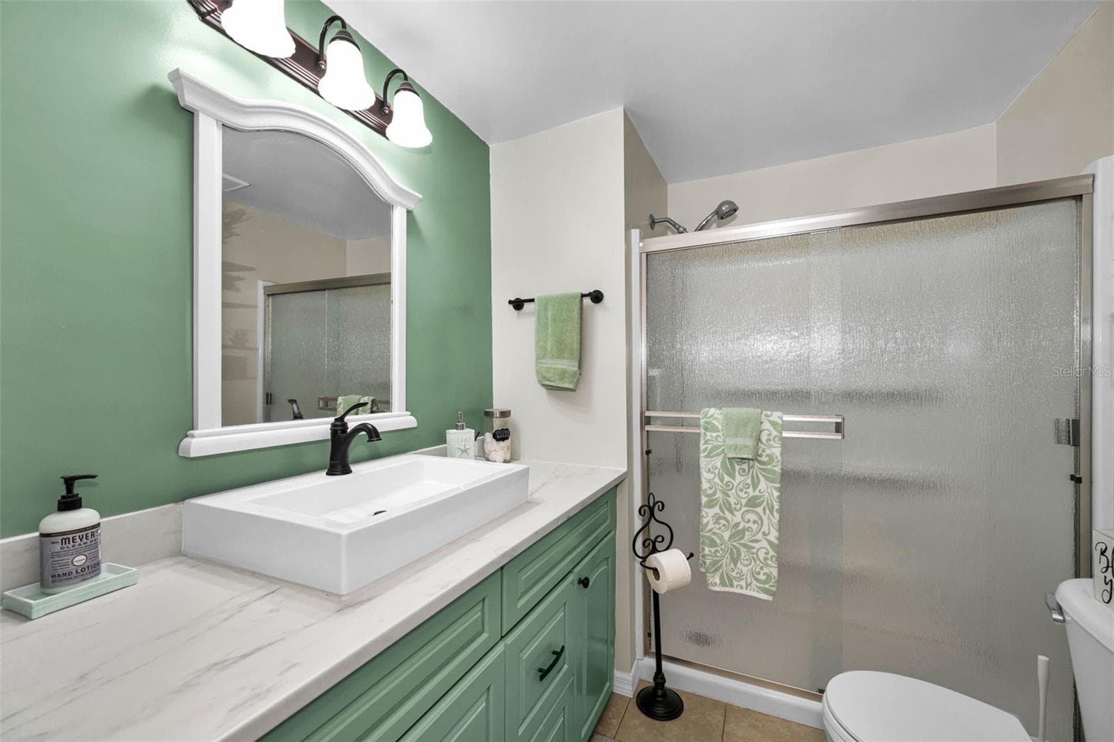 Beautifully updated Hall Bath - 143 MELODY LN, TARPON SPRINGS