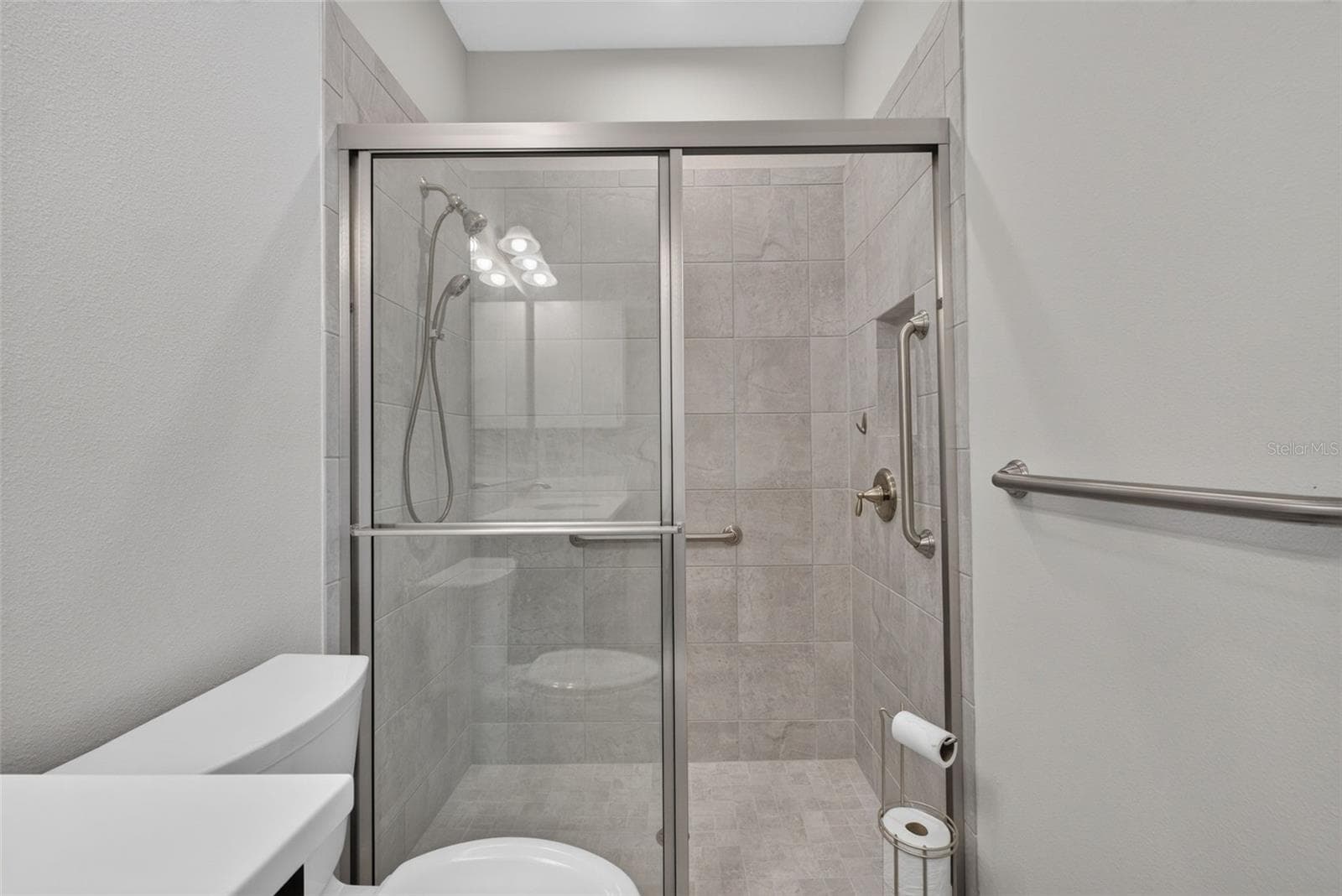 En-Suite Bath - 908 BRAEWOOD DR, CLERMONT
