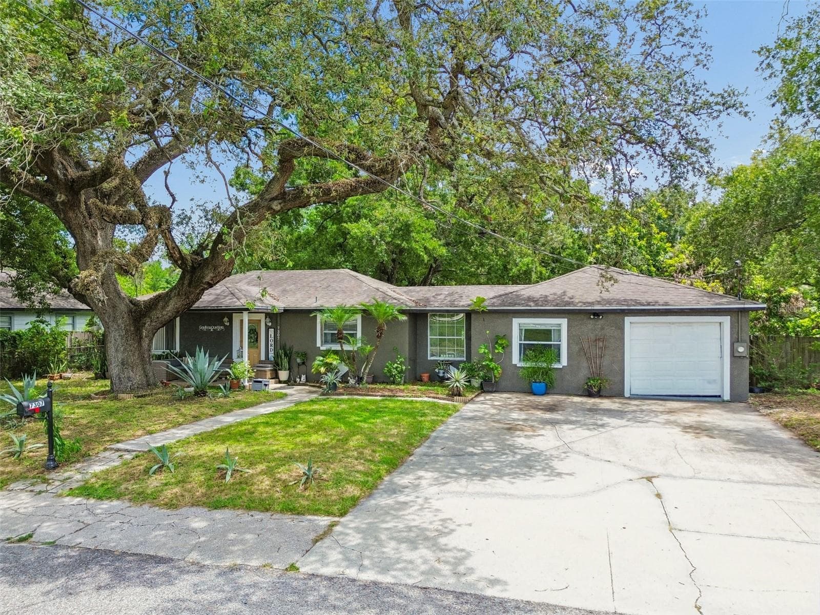 Single Family Residence at 7307 N HUNTLEY AVE, TAMPA, photo 2 of 33