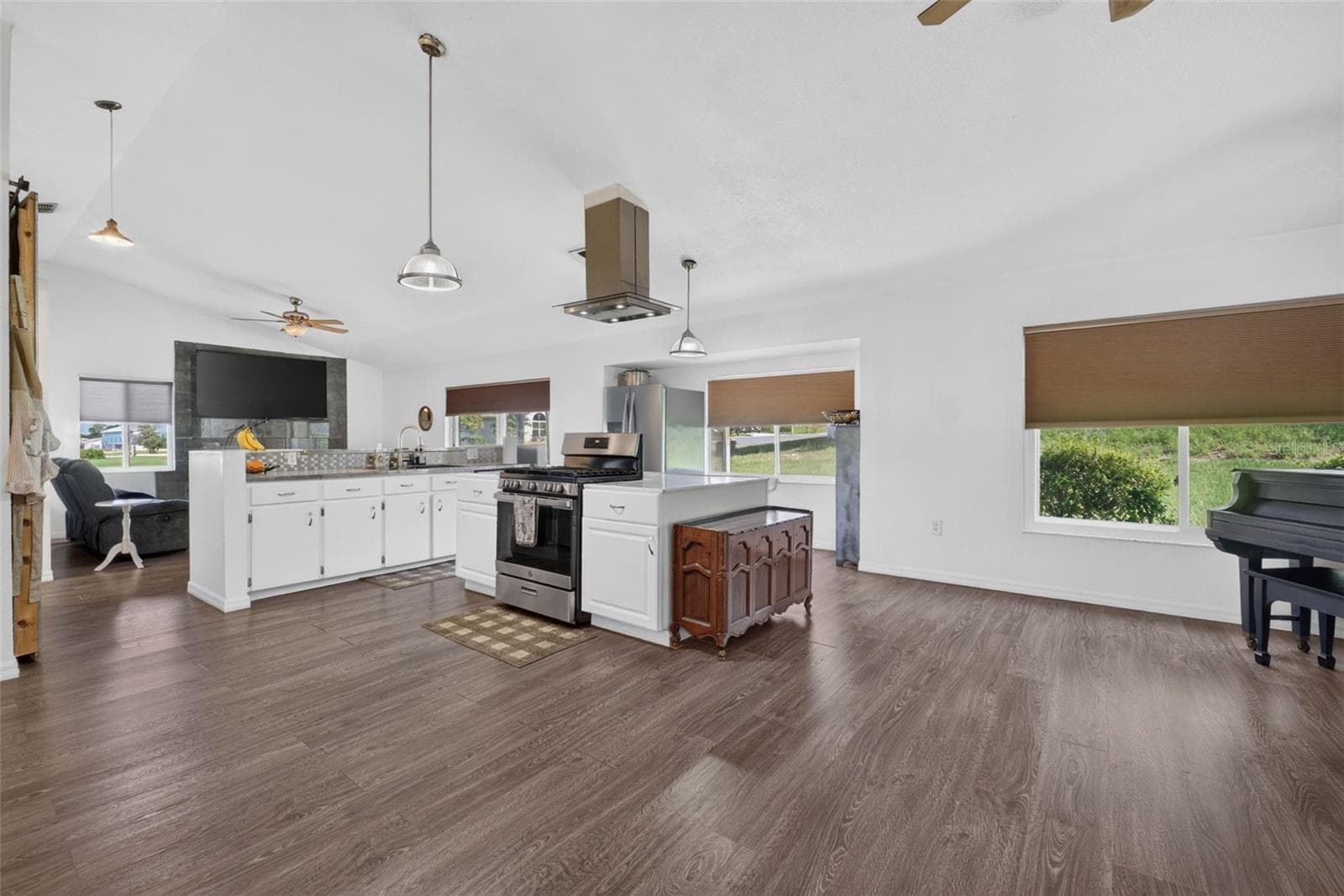 Single Family Residence at 722 HUNT DR, LAKE WALES, photo 14 of 59