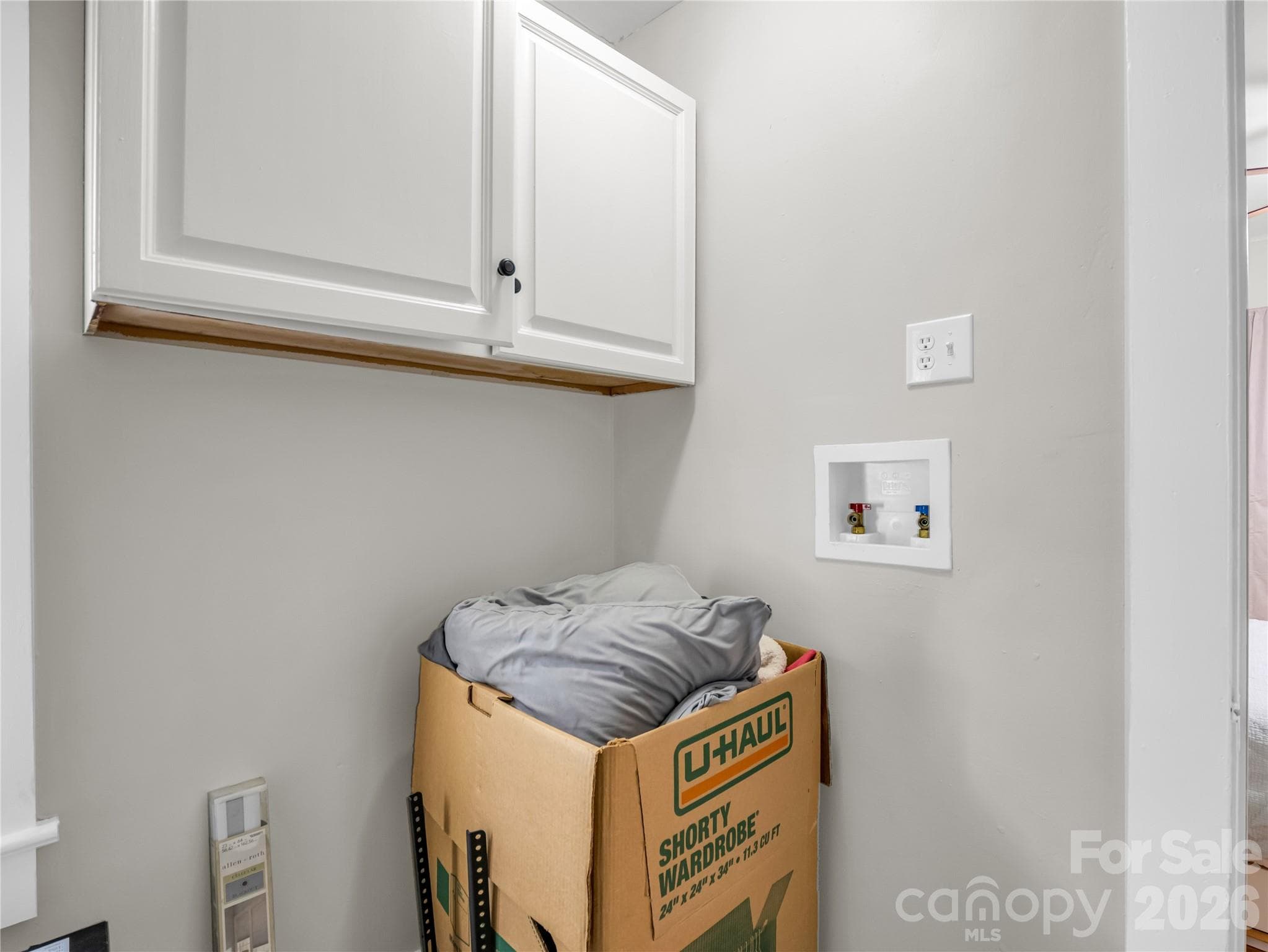 Laundry Space - 116 Beverly Avenue, Hendersonville