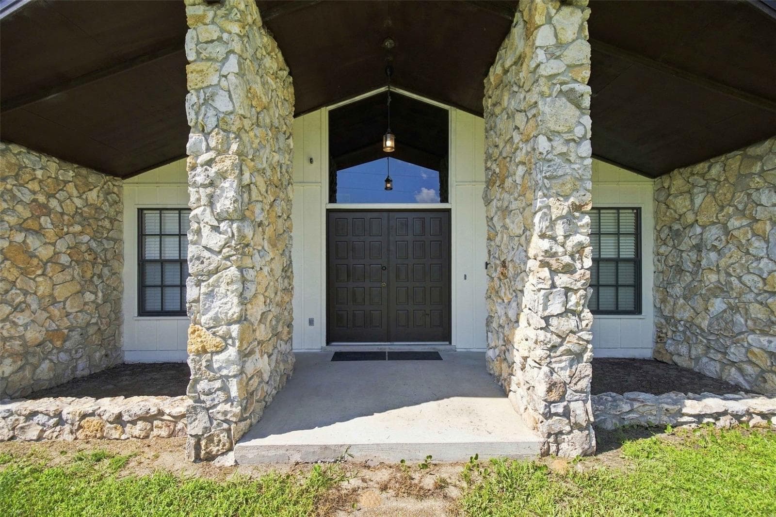 Dramatic Front Porch - 2830 SW 37TH DR, OCALA