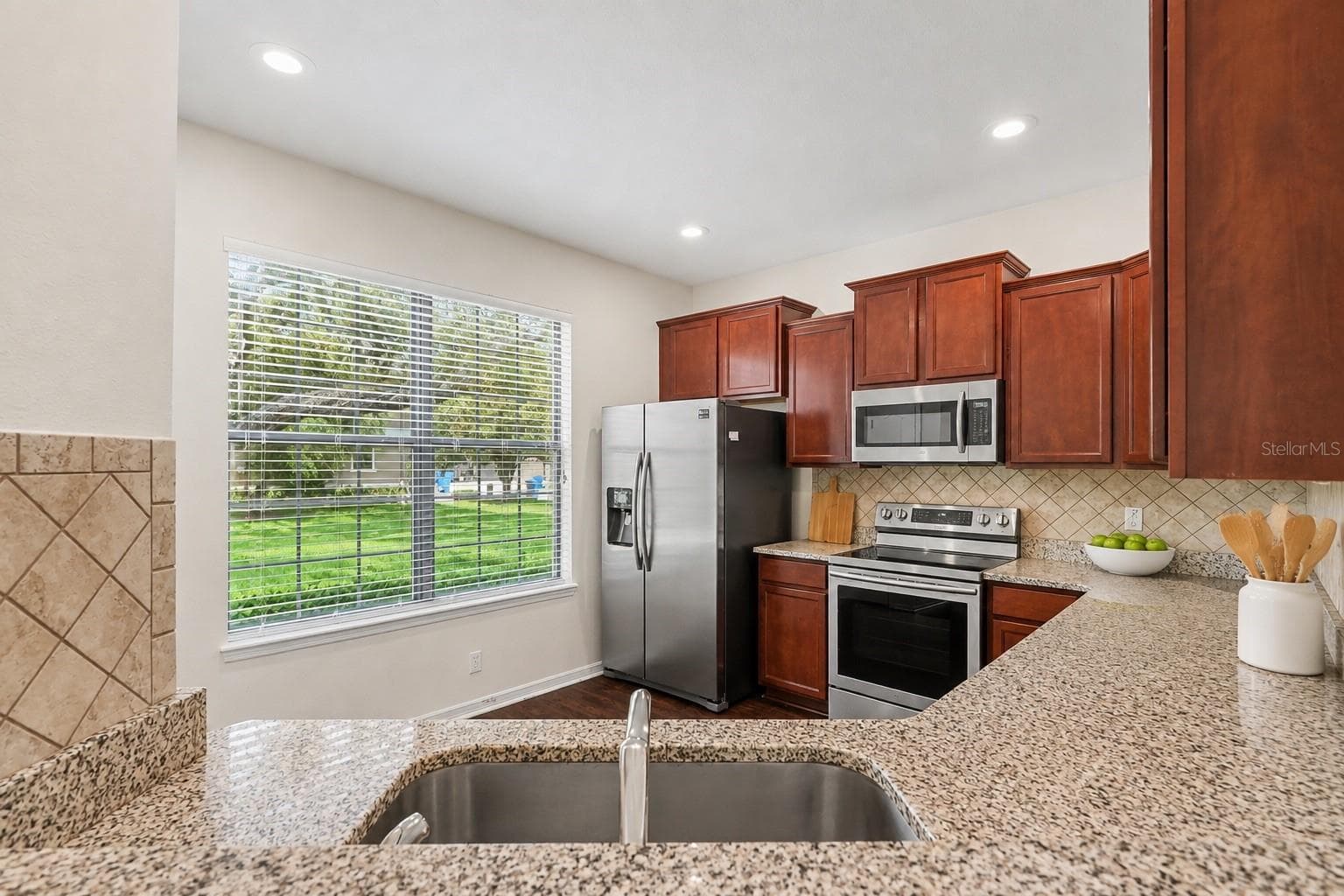 5520 Kinglethill Dr, Lithia FL 33547 - Kitchen - 5520 KINGLETHILL DR, LITHIA