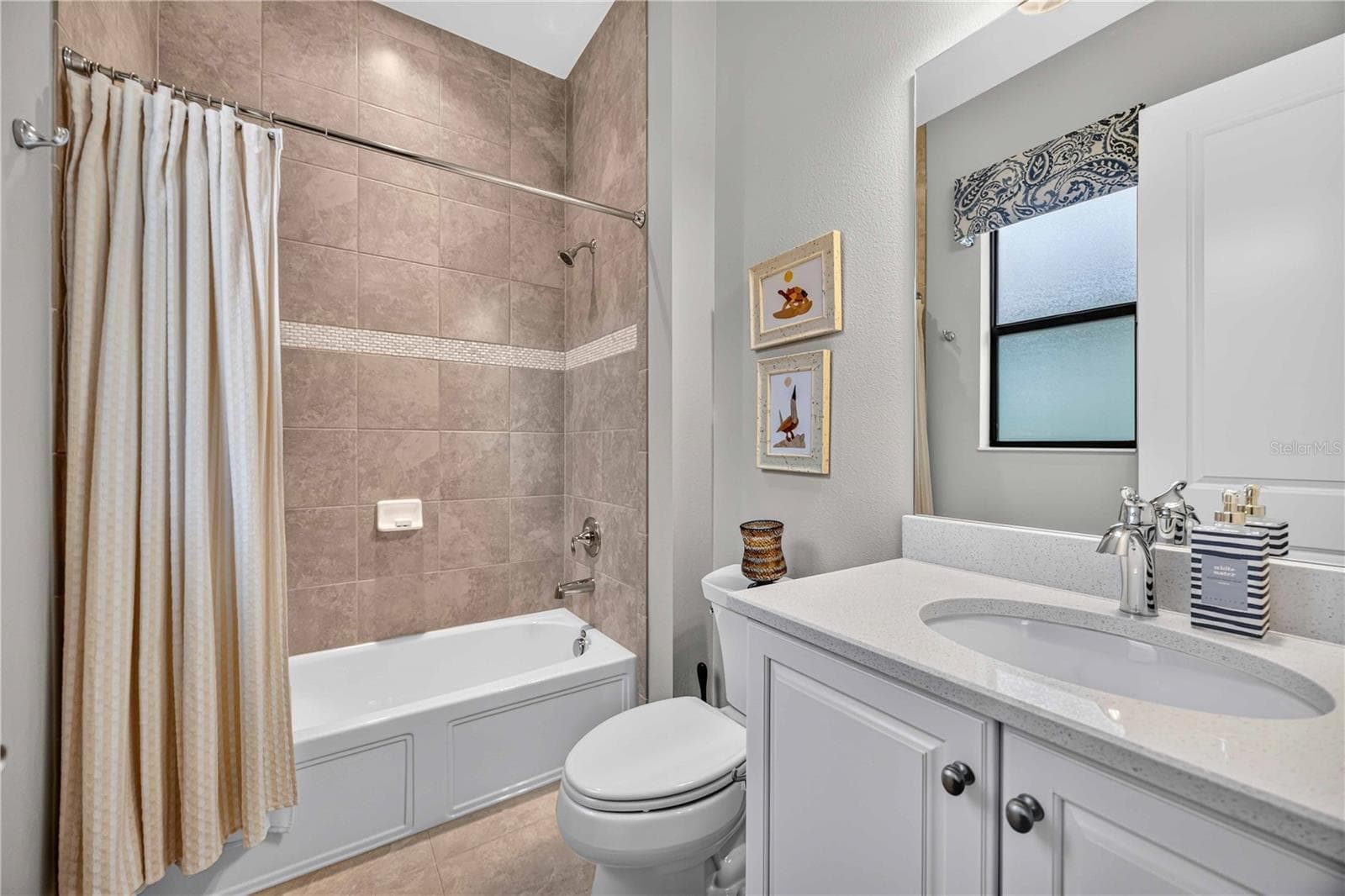 Ensuite bedroom #1 with tub/shower combination - 24232 GALLBERRY DR, VENICE
