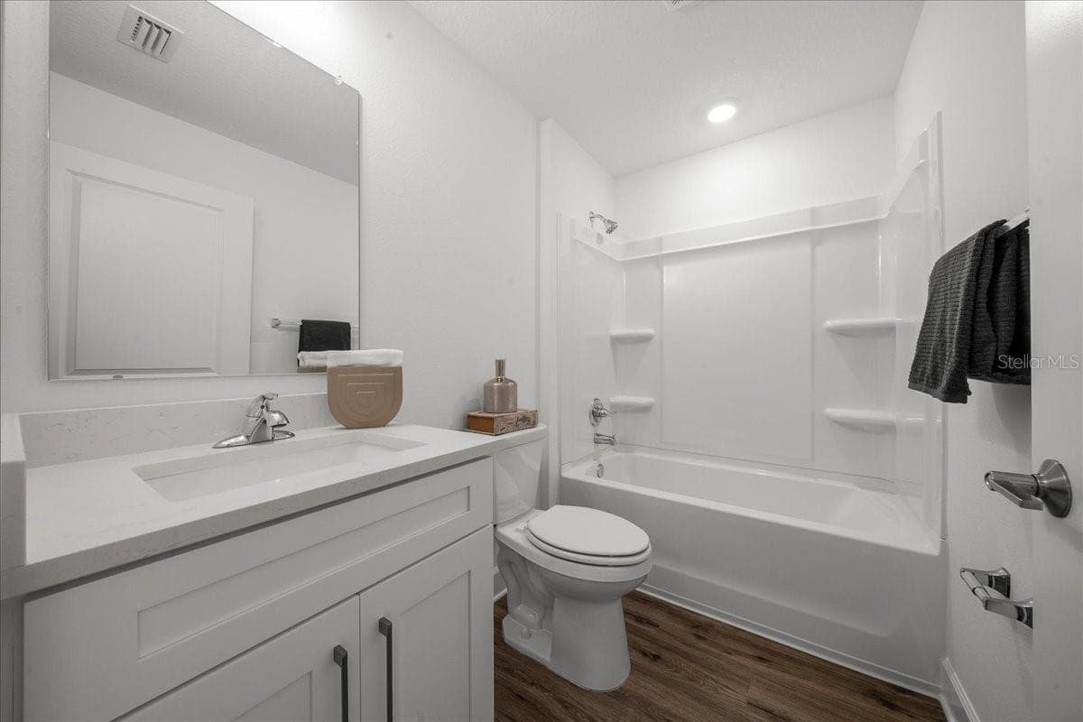 Secondary Bathroom - Tub/Shower - 6241 FREEPORT DR, SPRING HILL
