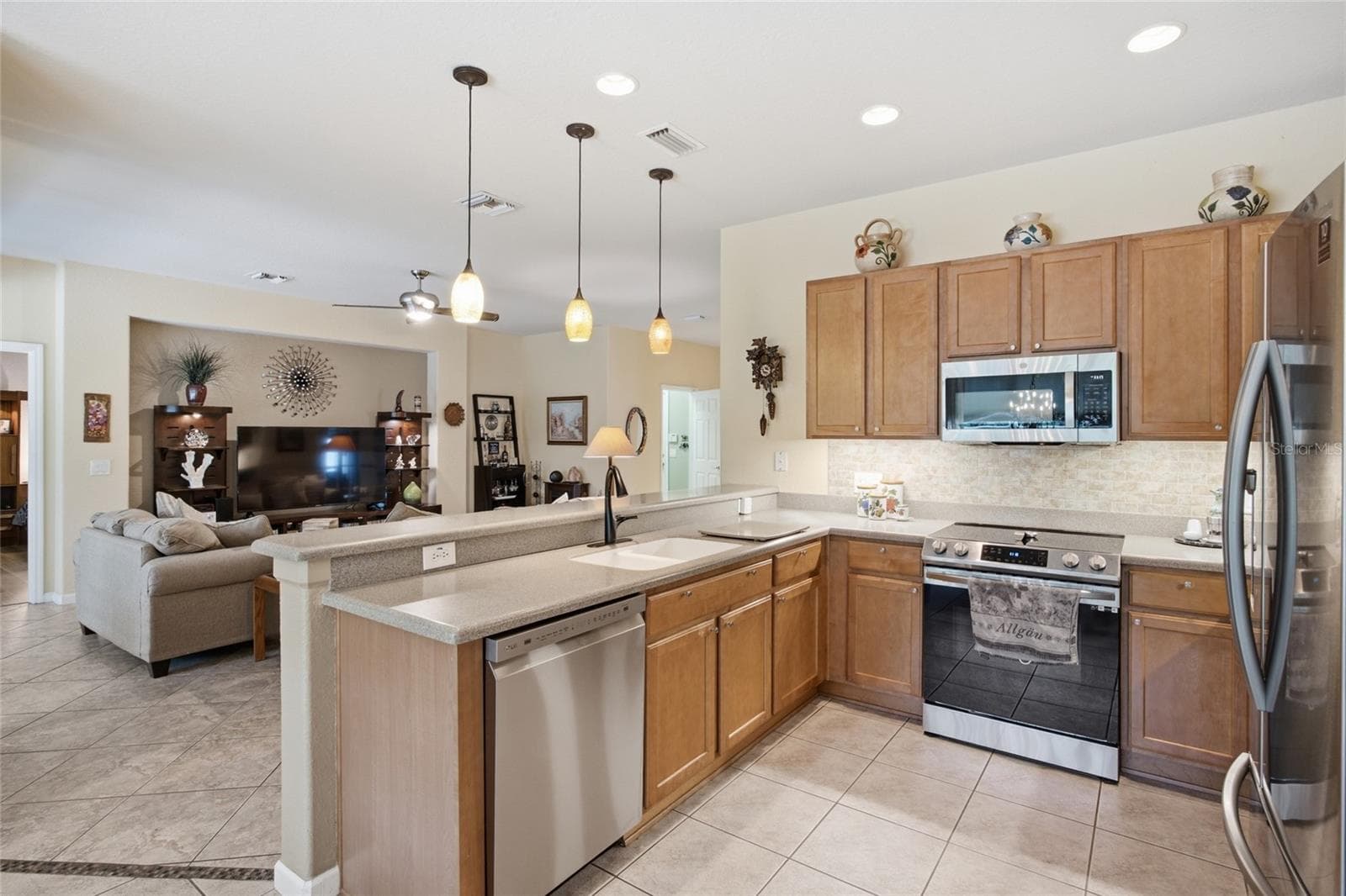 Kitchen and living room - 9457 SW 66TH LOOP, OCALA