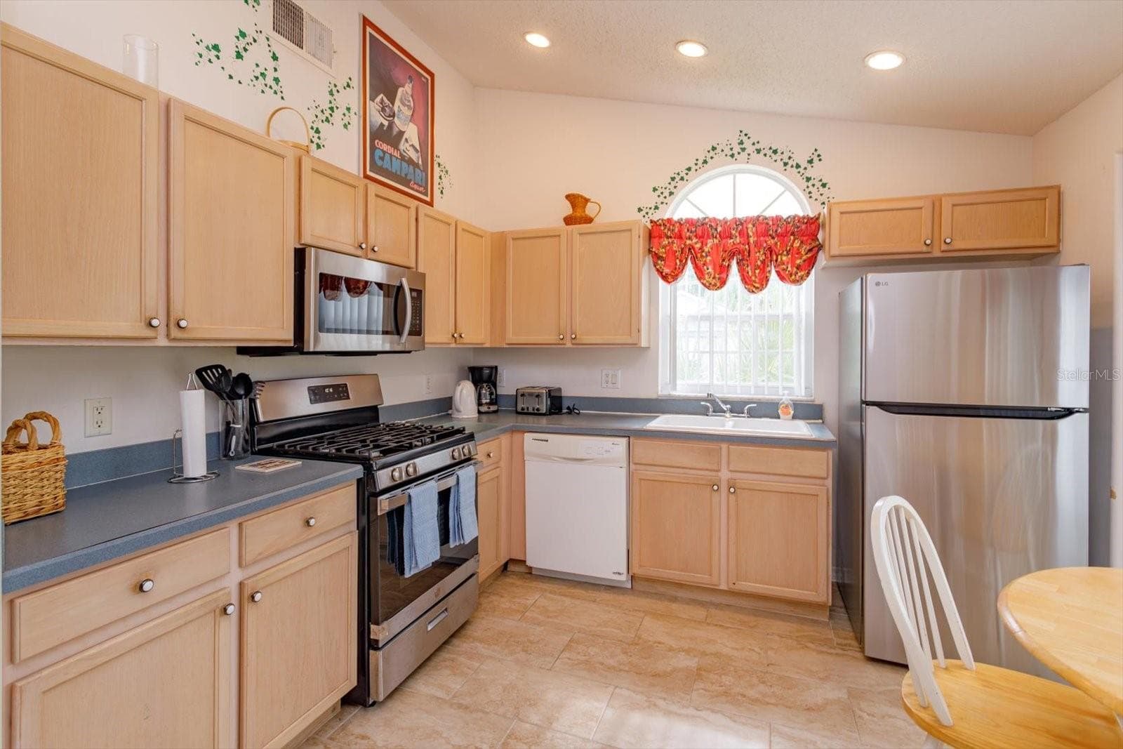 Single Family Residence at 4655 CHEYENNE POINT TRL, KISSIMMEE, photo 7 of 23