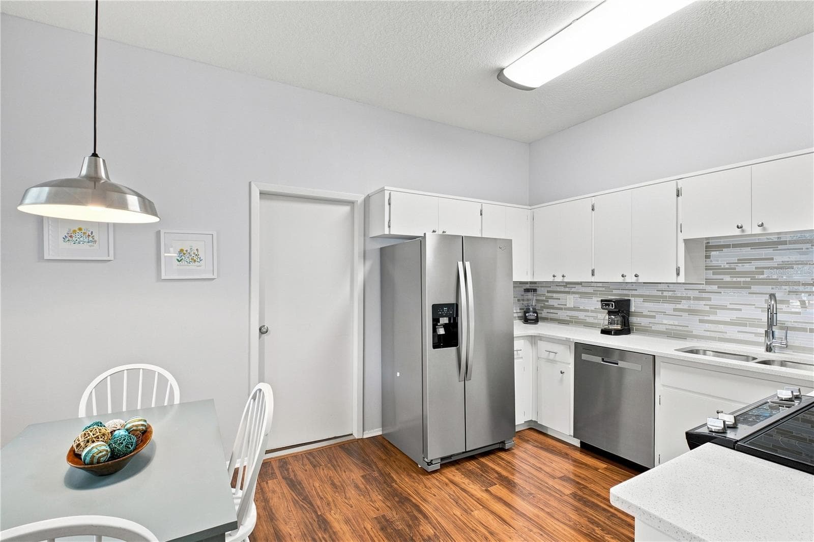 Updated Kitchen - 864 FRANKLIN CIR, PALM HARBOR