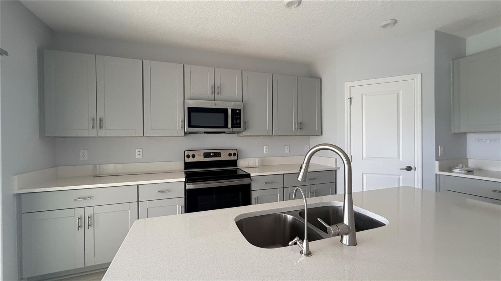 Single Family Residence at 486 PINE TREE BRIDGE TRL, ST CLOUD, photo 7 of 32