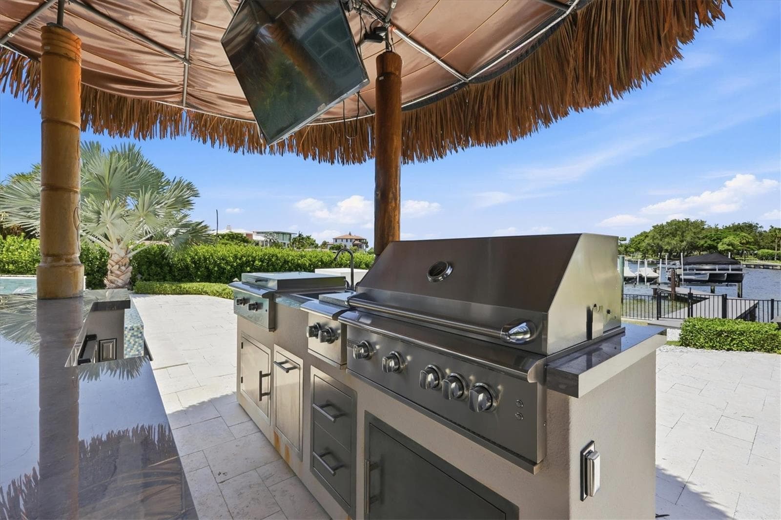 Outdoor Tiki Bar - 387 S SHORE DR, SARASOTA