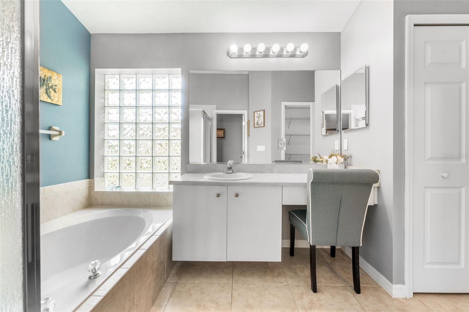 En Suite w/ vanity and linen closet. - 1903 CREEKWATER BLVD, PORT ORANGE