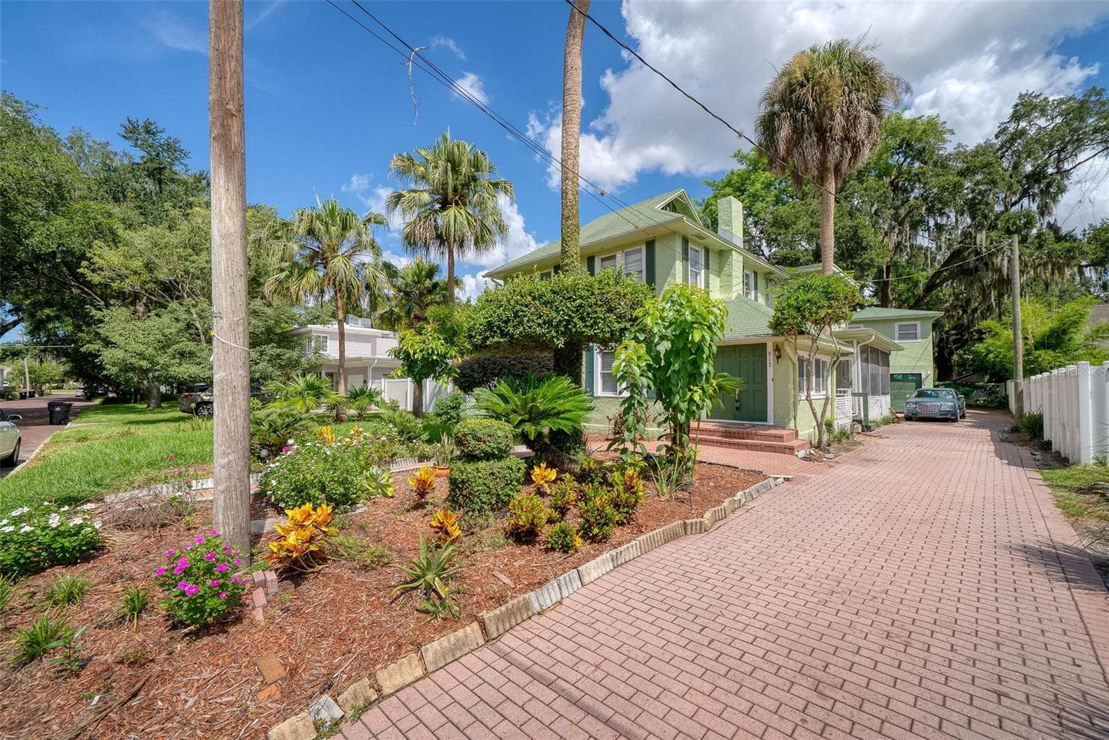 Single Family Residence at 813 GREENWOOD ST, ORLANDO, photo 2 of 40