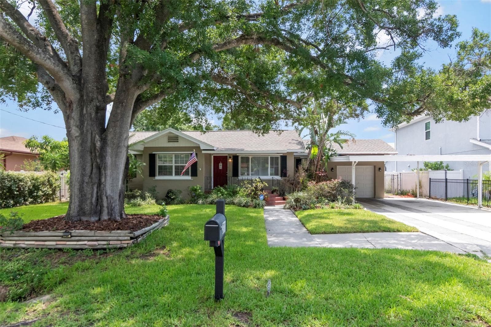 Delightful Yard - 311 N GOMEZ AVE, TAMPA