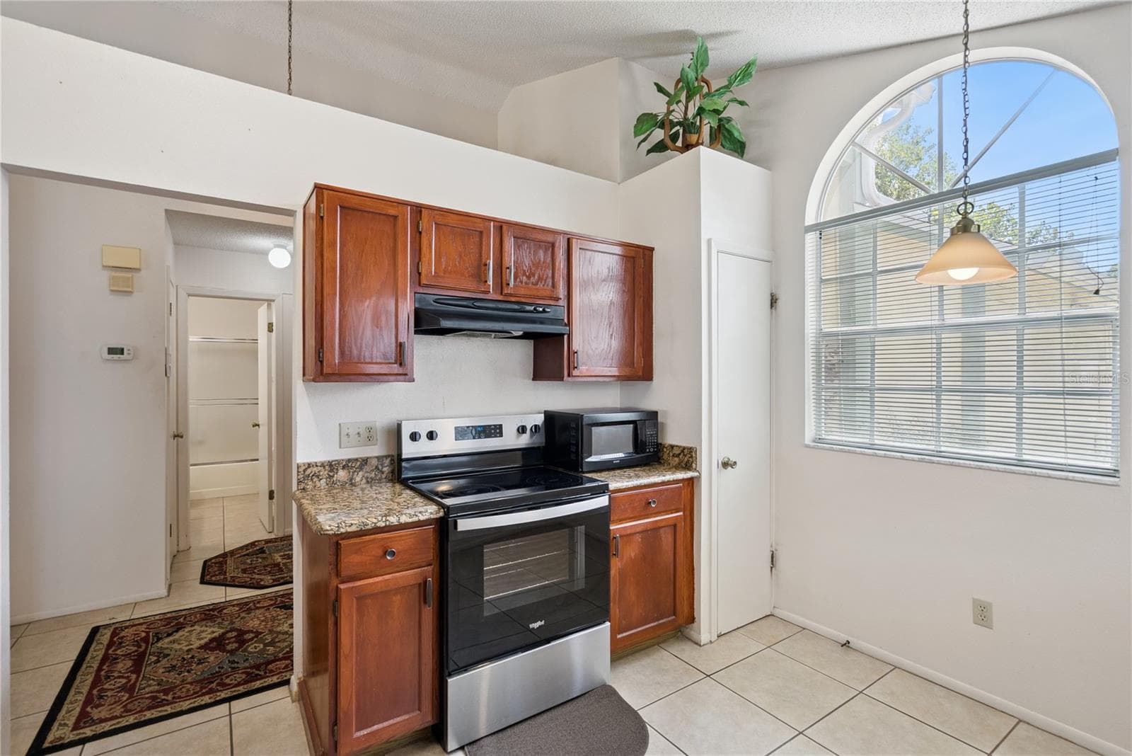Kitchen with Pantry and Cafe area - 3023 WEYMOUTH CT, APOPKA