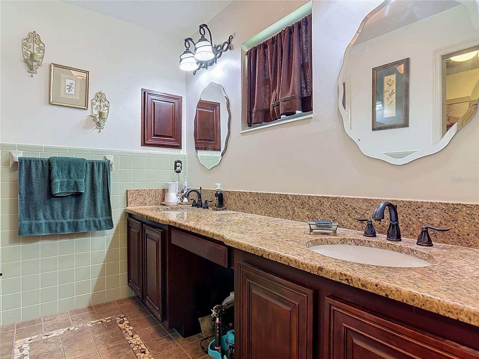 double sinks in the primary en suite bathroom - 2269 COUNTRY CLUB DR, DELAND