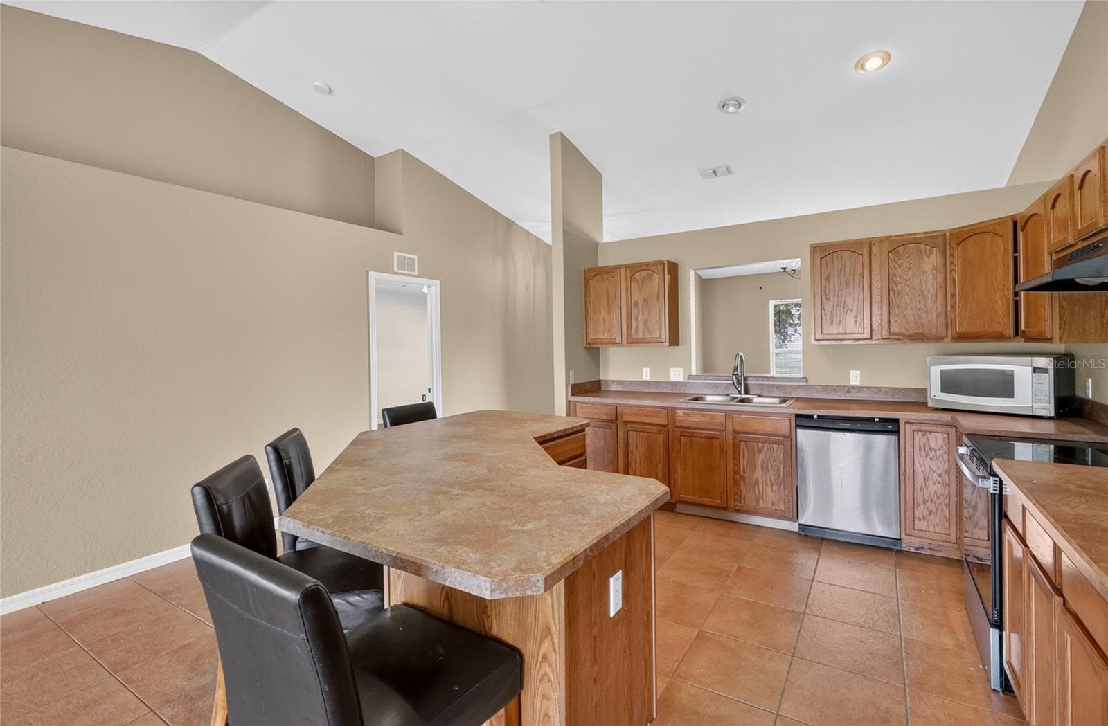 Single Family Residence at 106 MAJESTIC GARDENS CT, WINTER HAVEN, photo 20 of 33