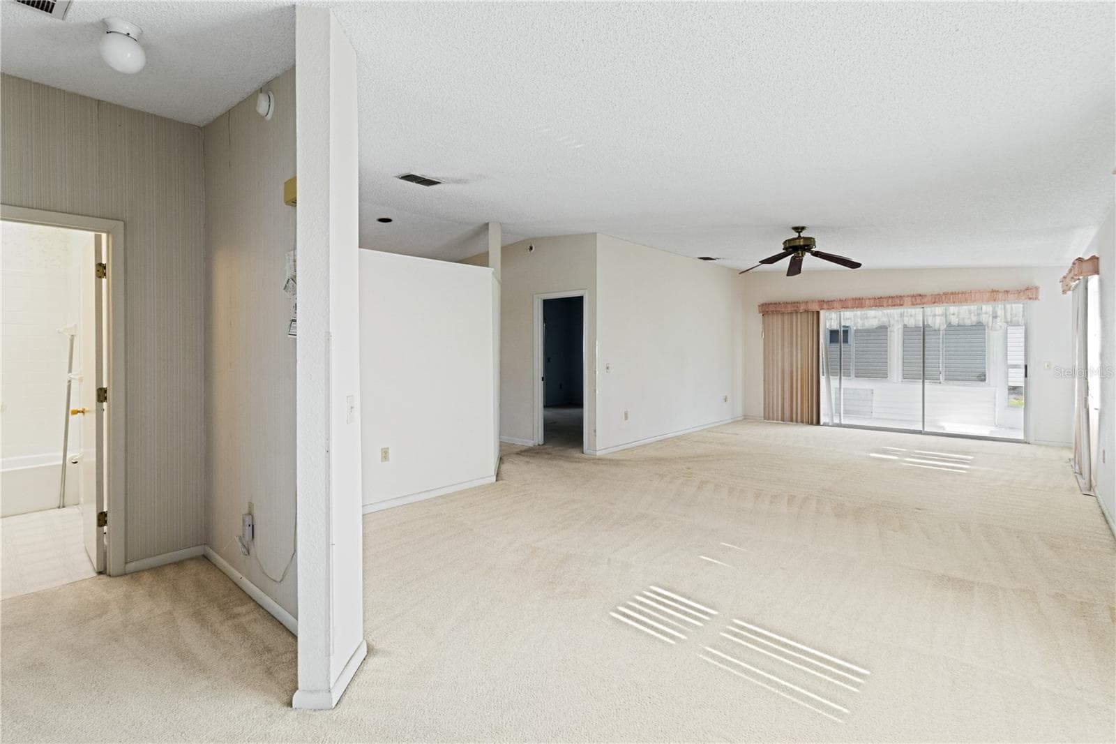 Living Room to Lanai View - 3433 GLEN ABBEY LN, LAKELAND