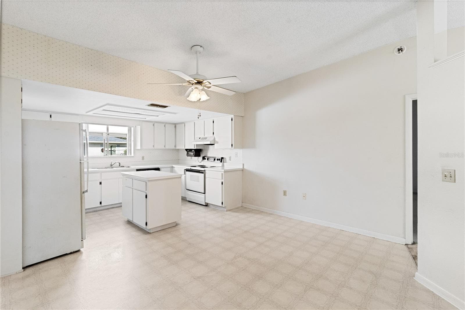 Single Family Residence at 3433 GLEN ABBEY LN, LAKELAND, photo 8 of 37