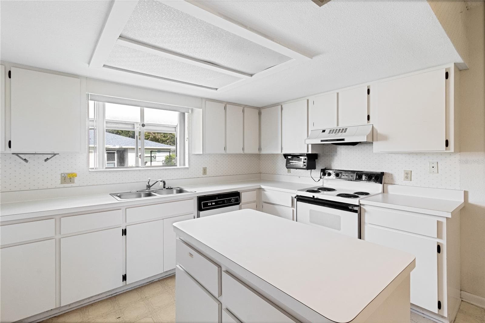 Single Family Residence at 3433 GLEN ABBEY LN, LAKELAND, photo 10 of 37