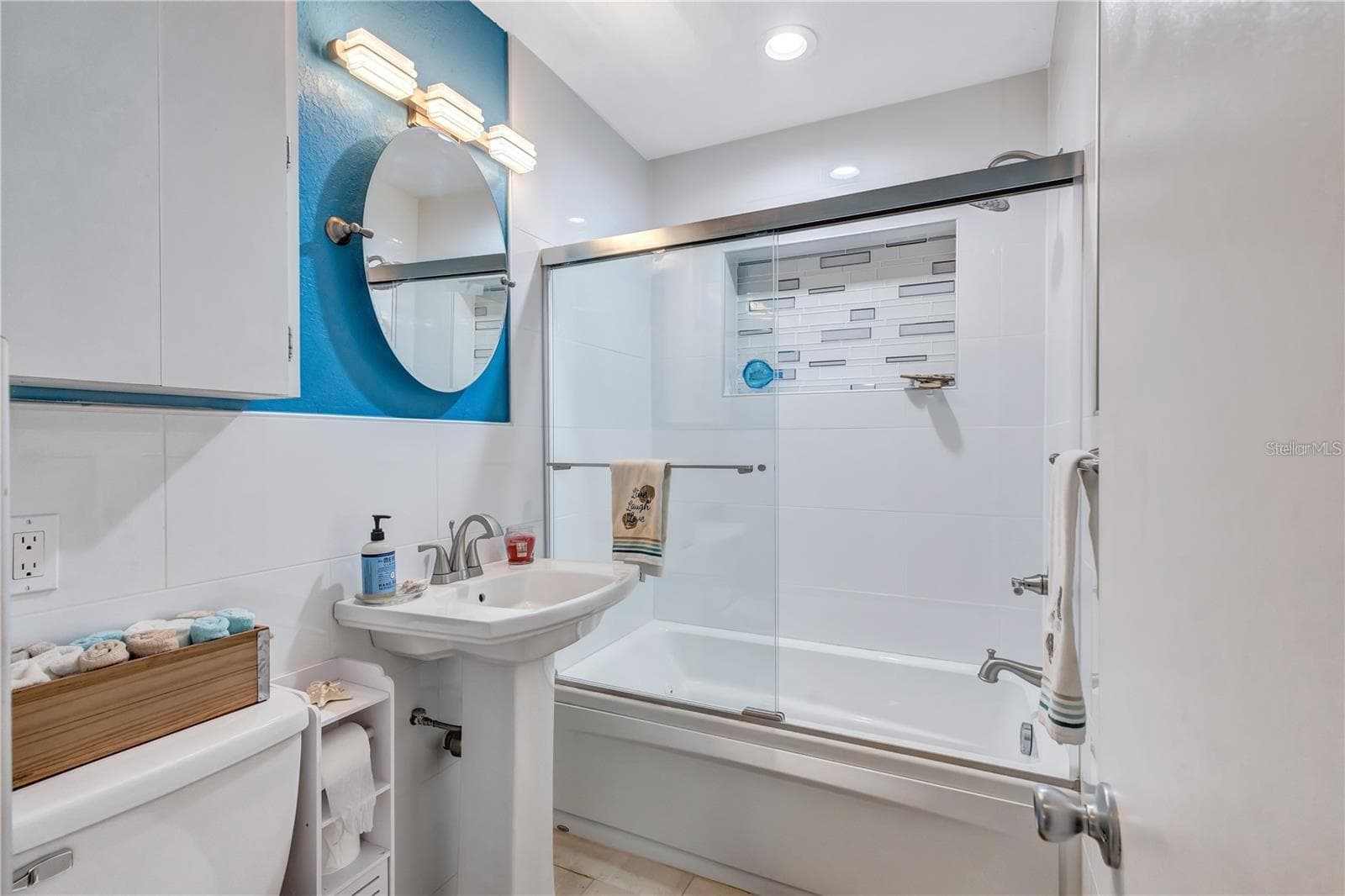 HALL BATH WITH SPA TUB - 8532 KUMQUAT AVE, SEMINOLE