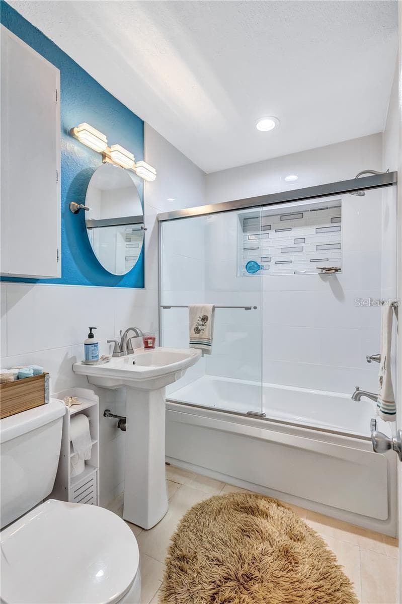 HALL BATH WITH SPA TUB - 8532 KUMQUAT AVE, SEMINOLE