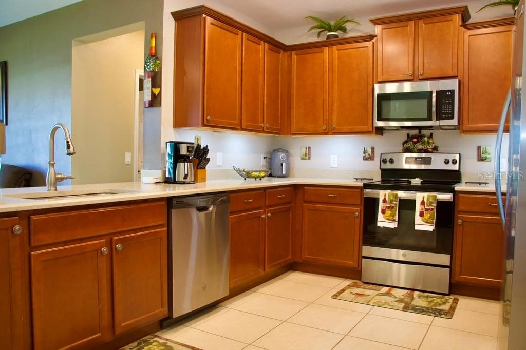 Single Family Residence at 411 BLUE LAKE CIR, KISSIMMEE, photo 8 of 25