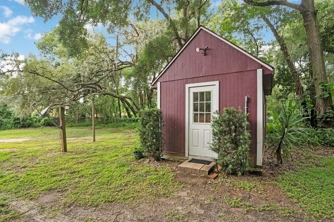 Guesthouse - 560 N LAKE PLEASANT RD, APOPKA