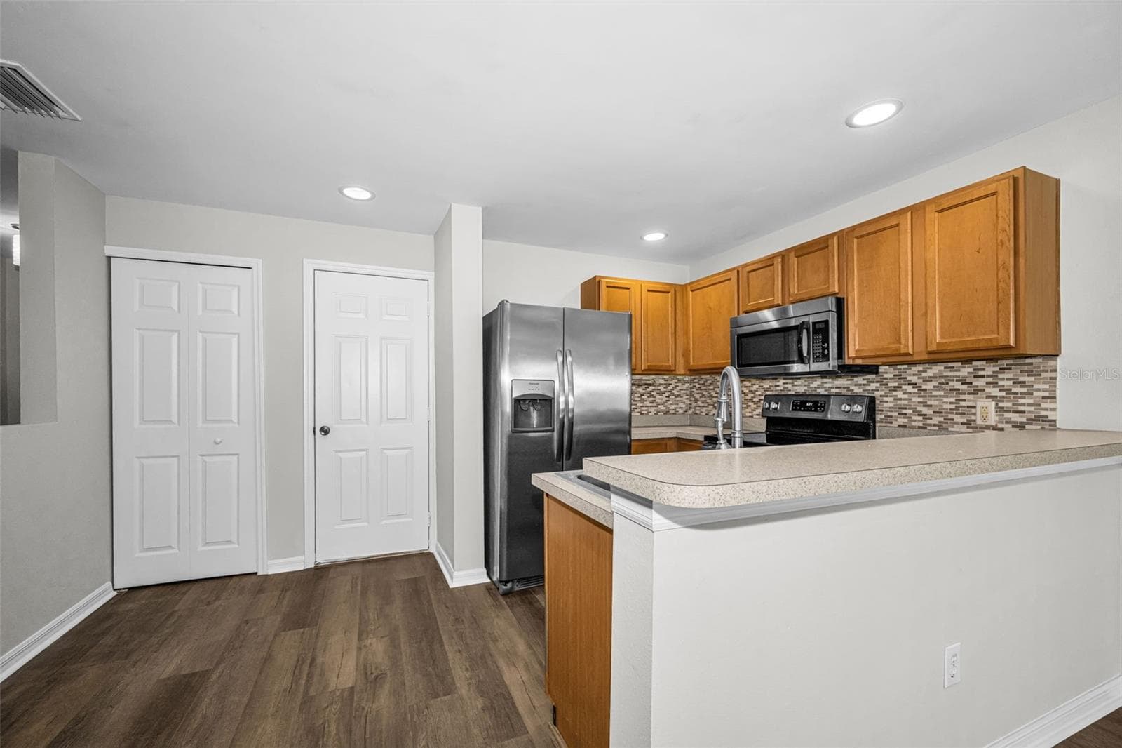 Small Eating Area in Kitchen - 8013 SUTTON TERRACE LN, TAMPA