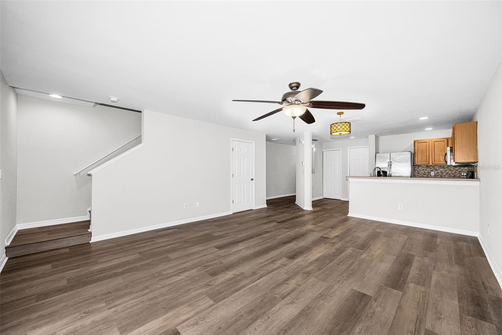Living Room looking to entry hallway - 8013 SUTTON TERRACE LN, TAMPA