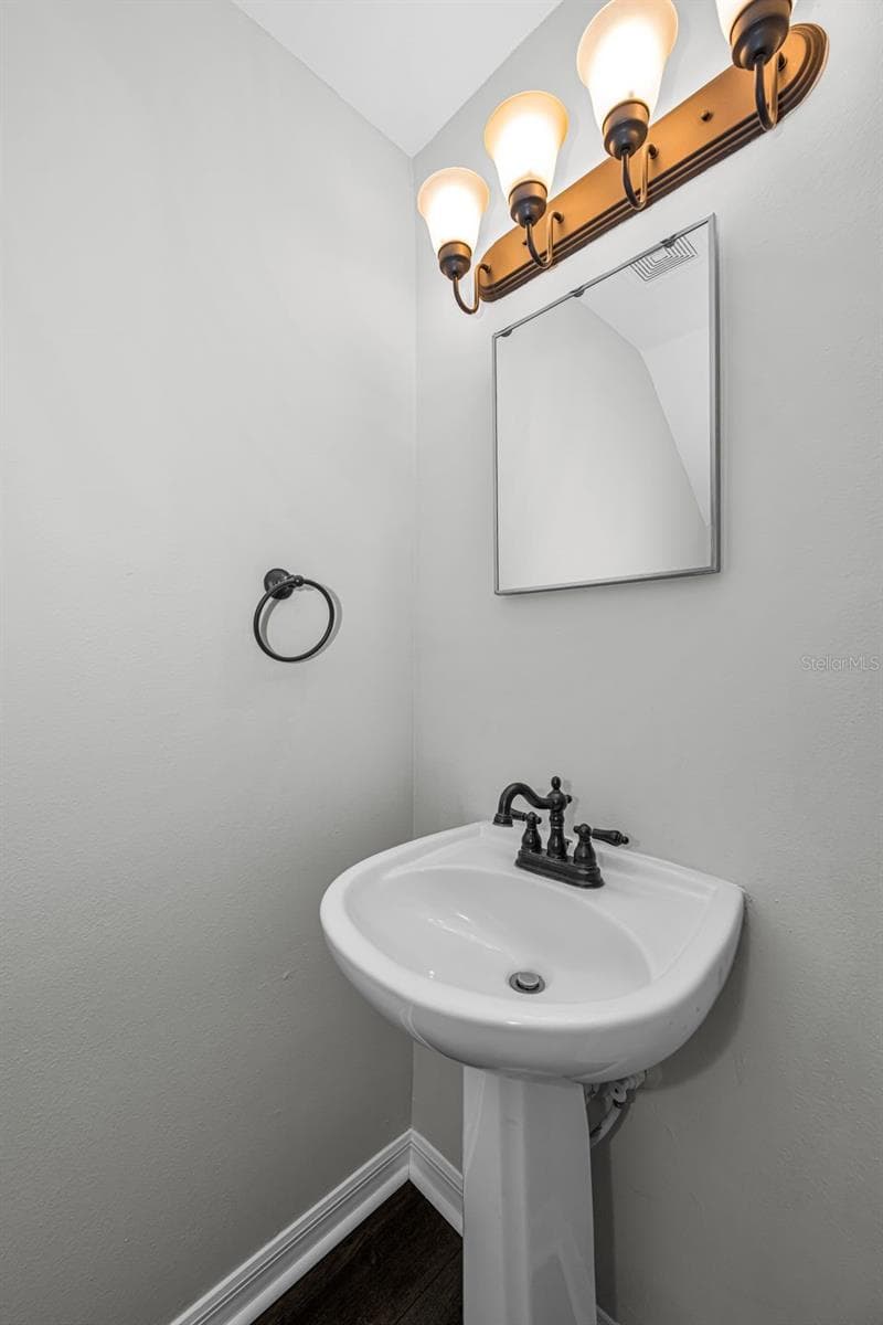 Downstairs half bath - 8013 SUTTON TERRACE LN, TAMPA